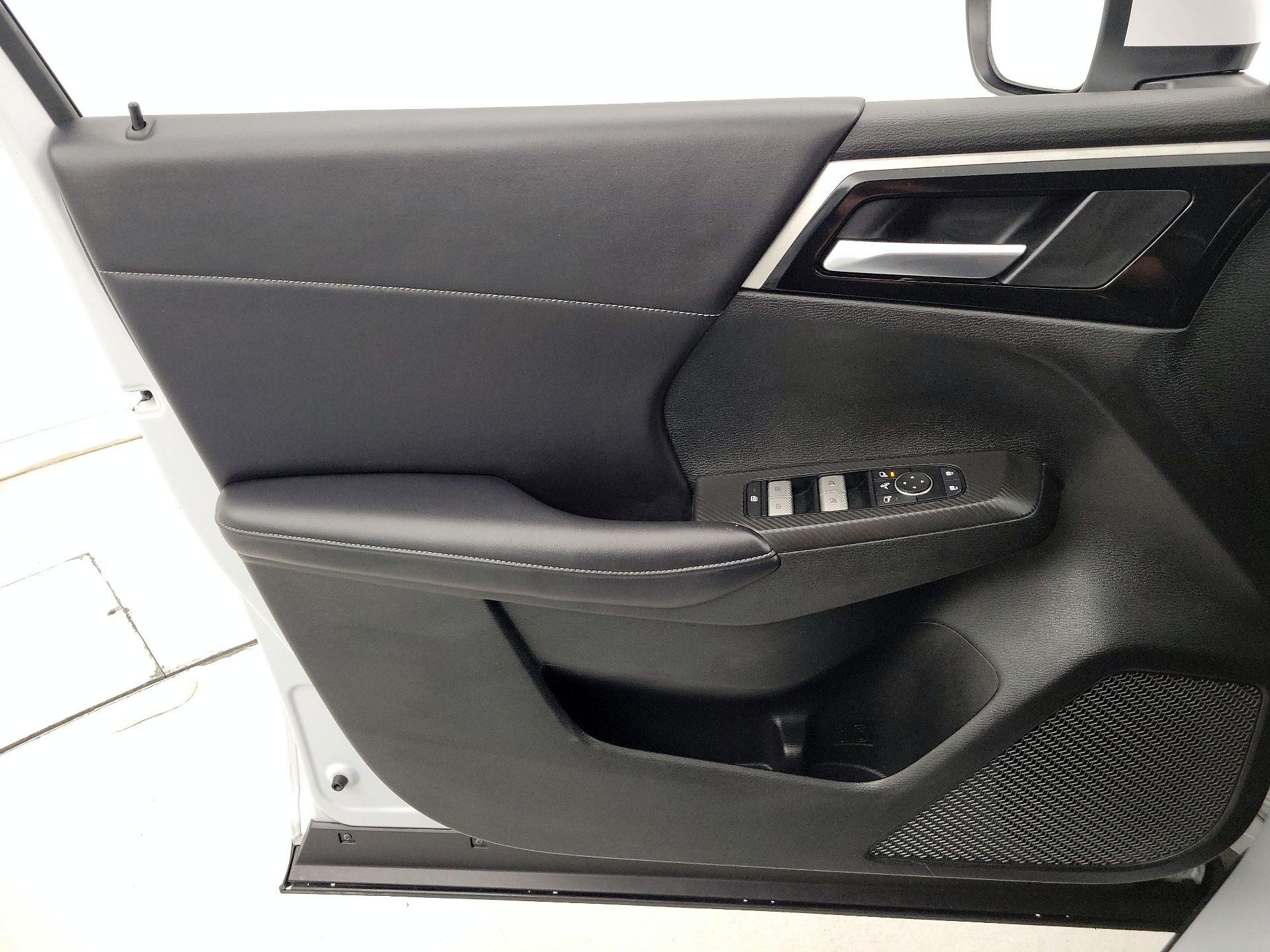 Thumbnail: 2024 Mitsubishi Outlander - 12