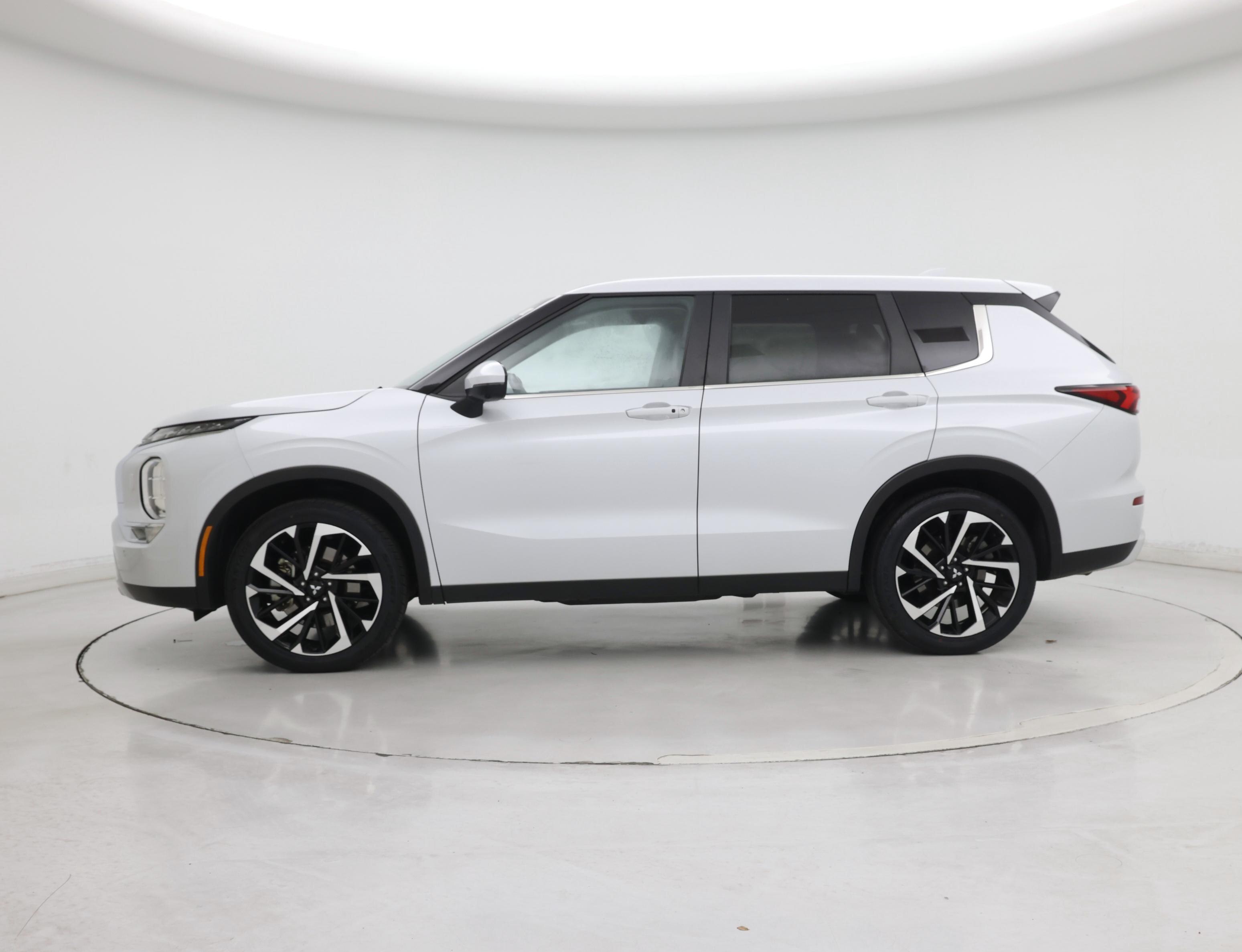 Thumbnail: 2024 Mitsubishi Outlander - 3