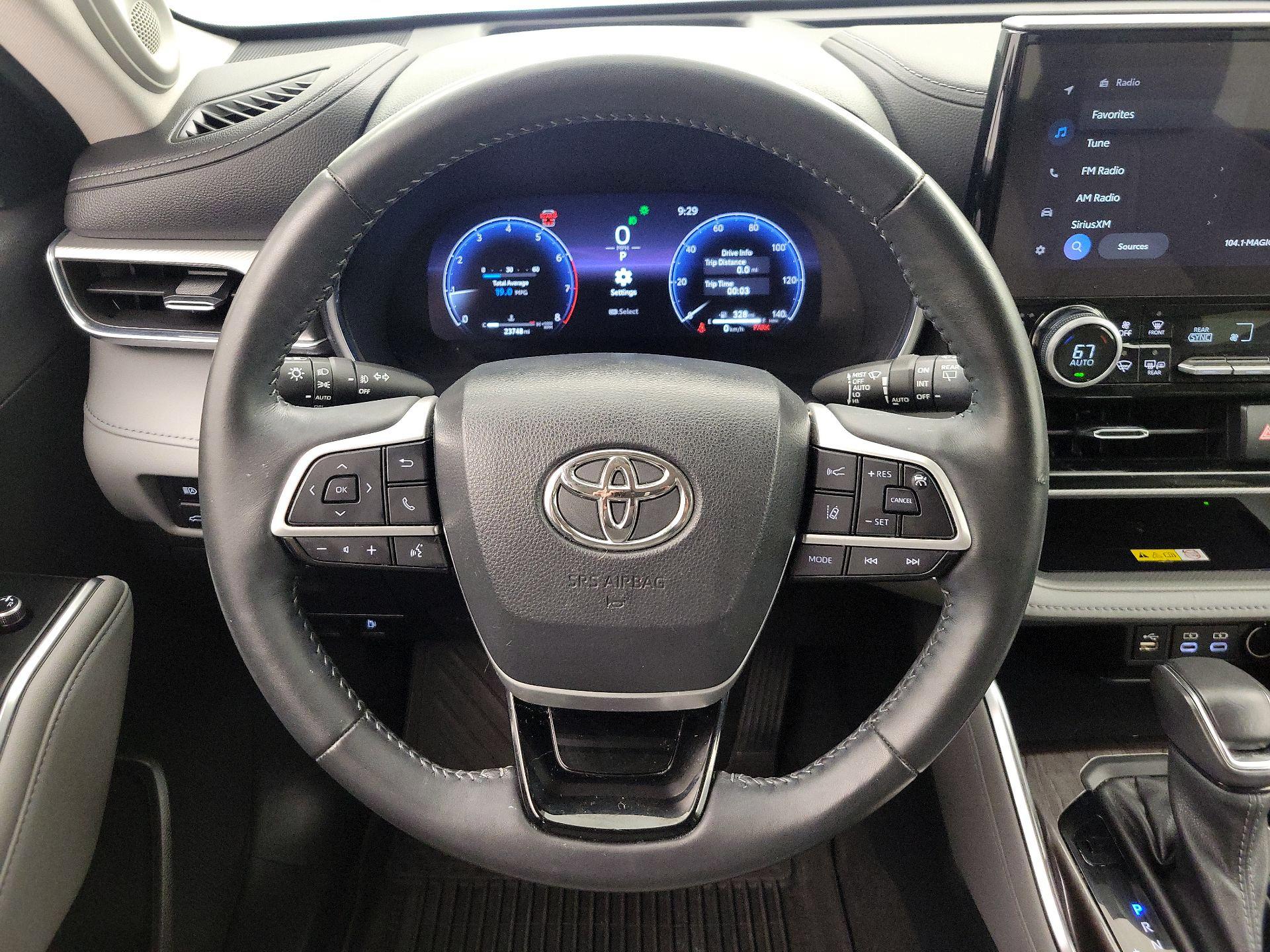 Thumbnail: 2023 Toyota Highlander - 10