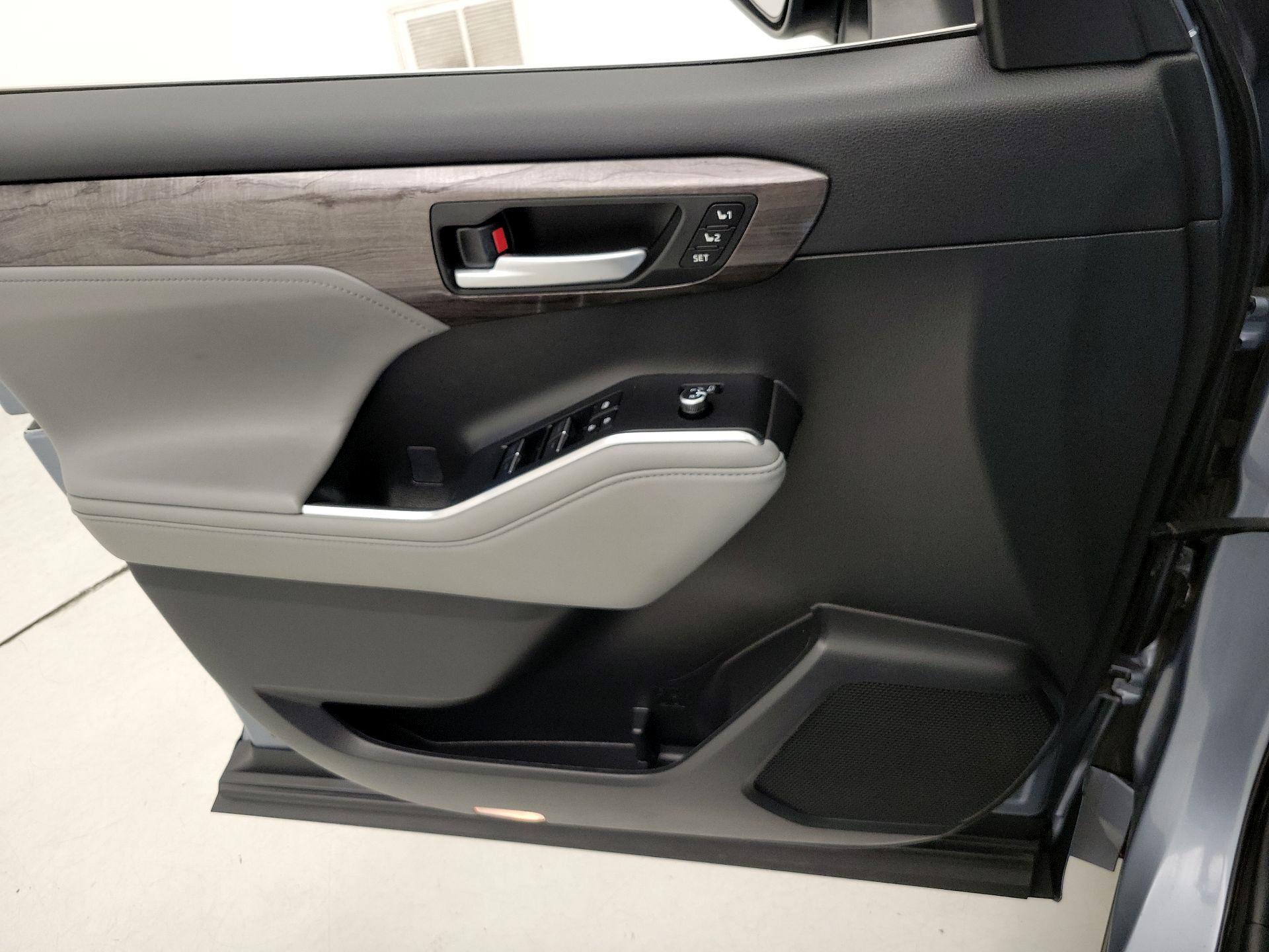 Thumbnail: 2023 Toyota Highlander - 12