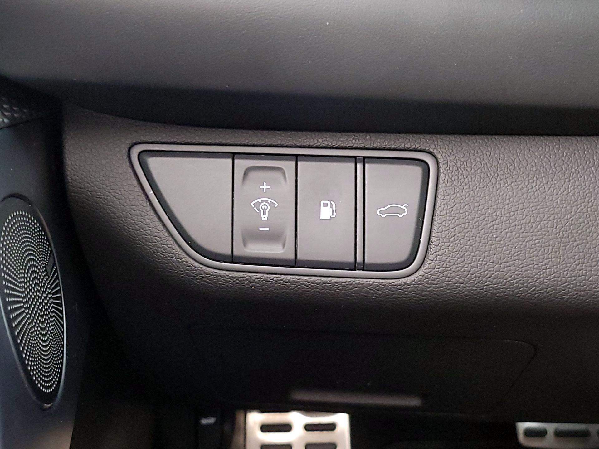 Thumbnail: 2023 Genesis G70 - 13