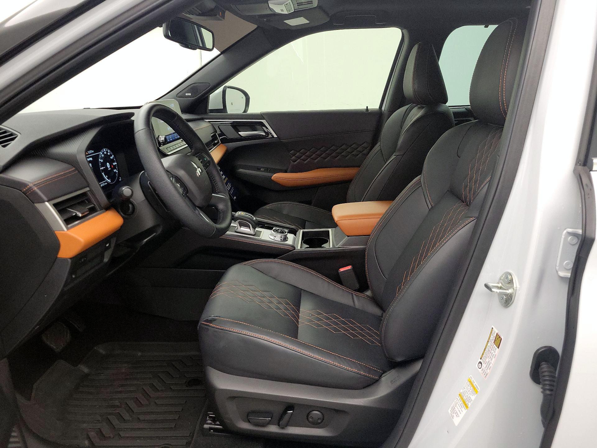 Thumbnail: 2023 Mitsubishi Outlander - 11