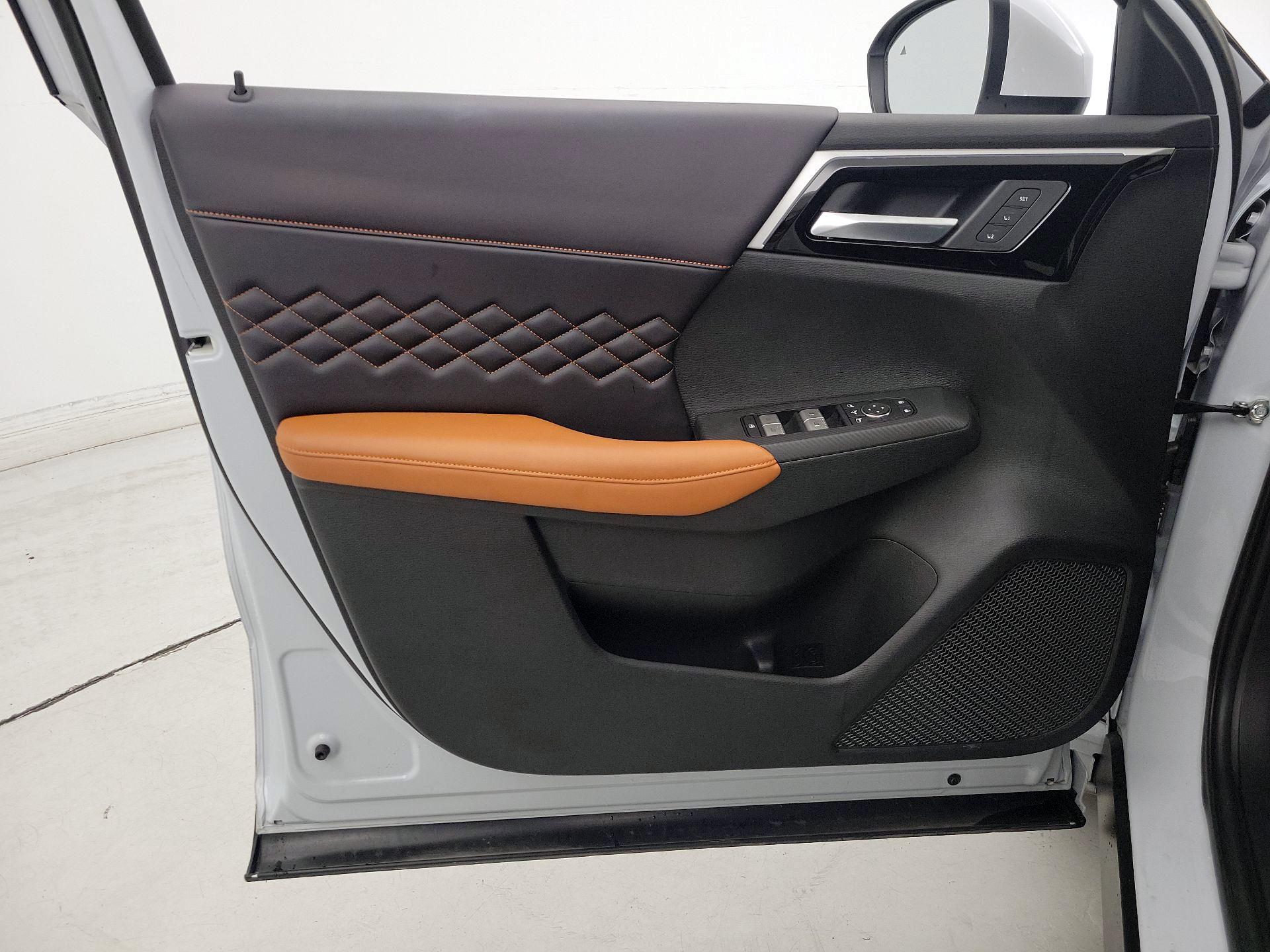 Thumbnail: 2023 Mitsubishi Outlander - 12