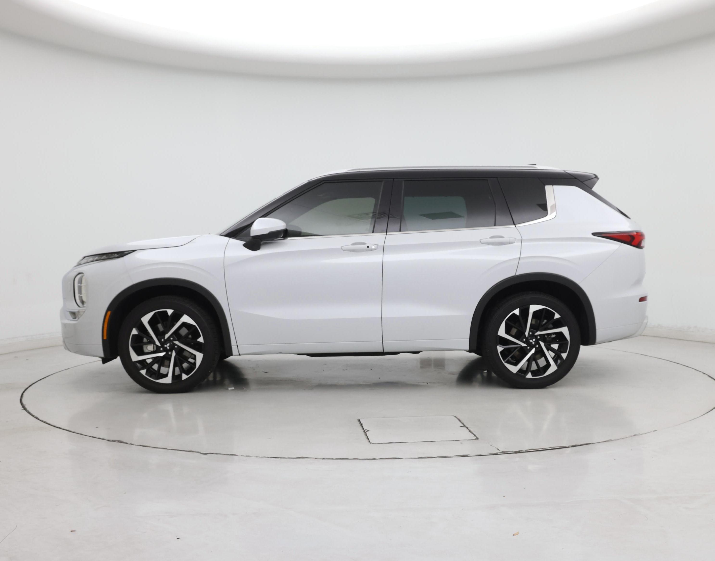 Thumbnail: 2023 Mitsubishi Outlander - 3