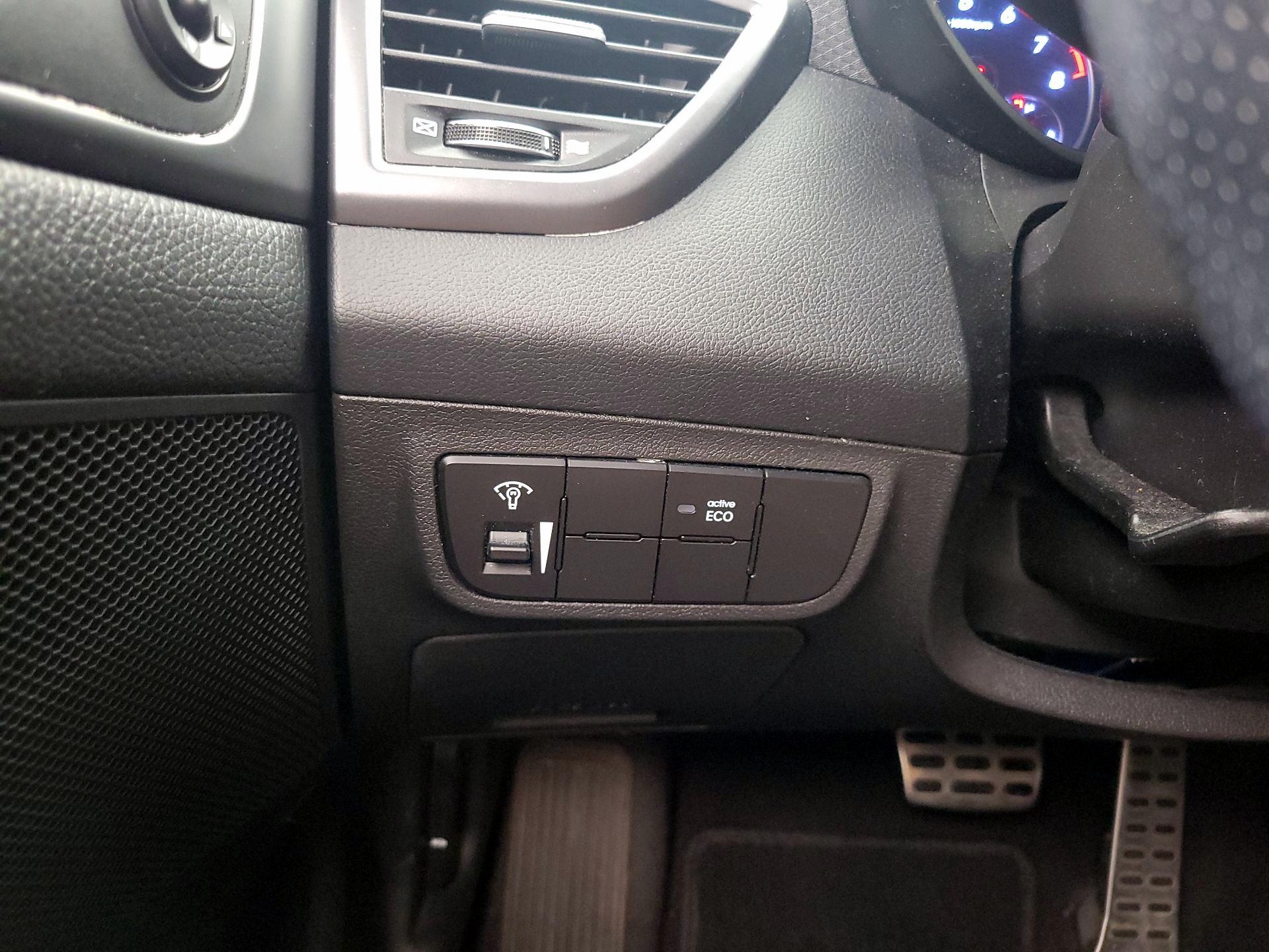 Thumbnail: 2016 Hyundai Veloster - 13