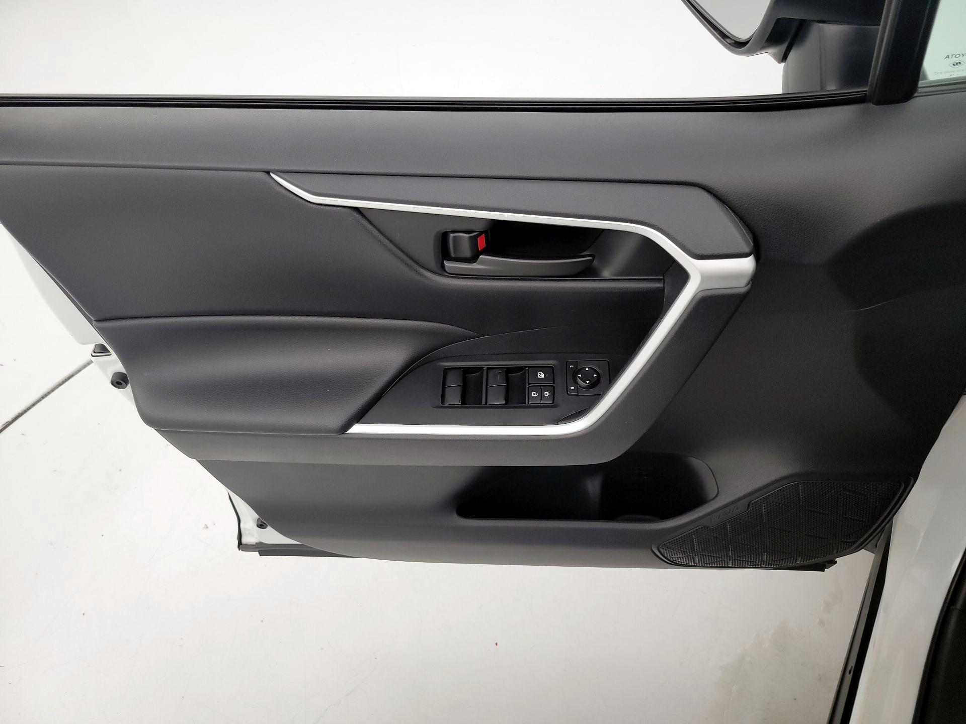 Thumbnail: 2020 Toyota RAV4 - 12