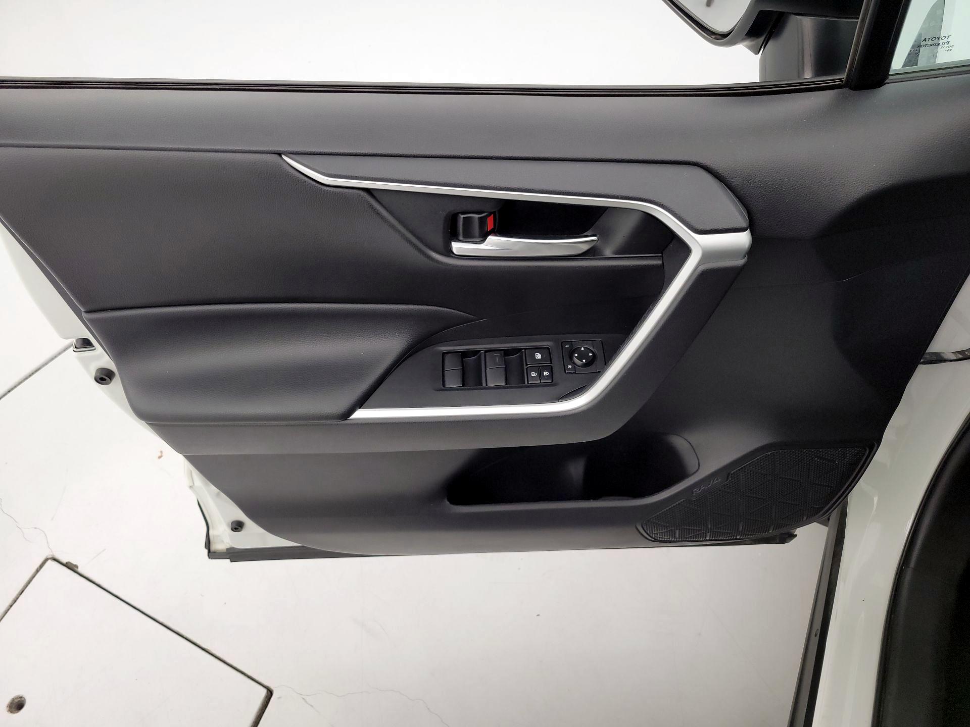 Thumbnail: 2020 Toyota RAV4 - 12