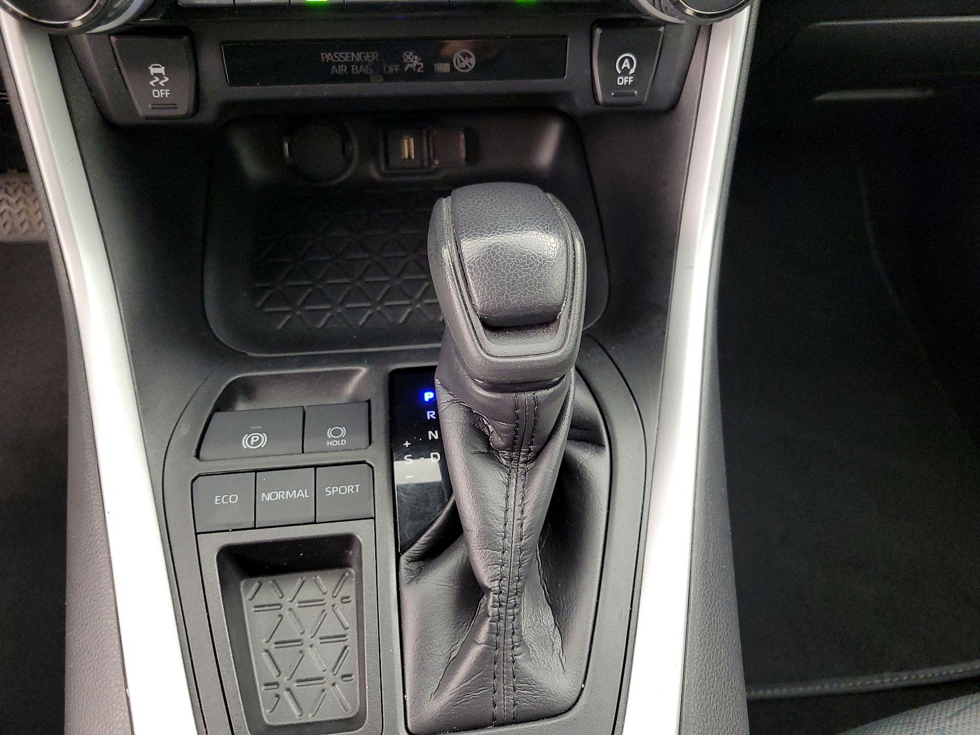 Thumbnail: 2020 Toyota RAV4 - 17