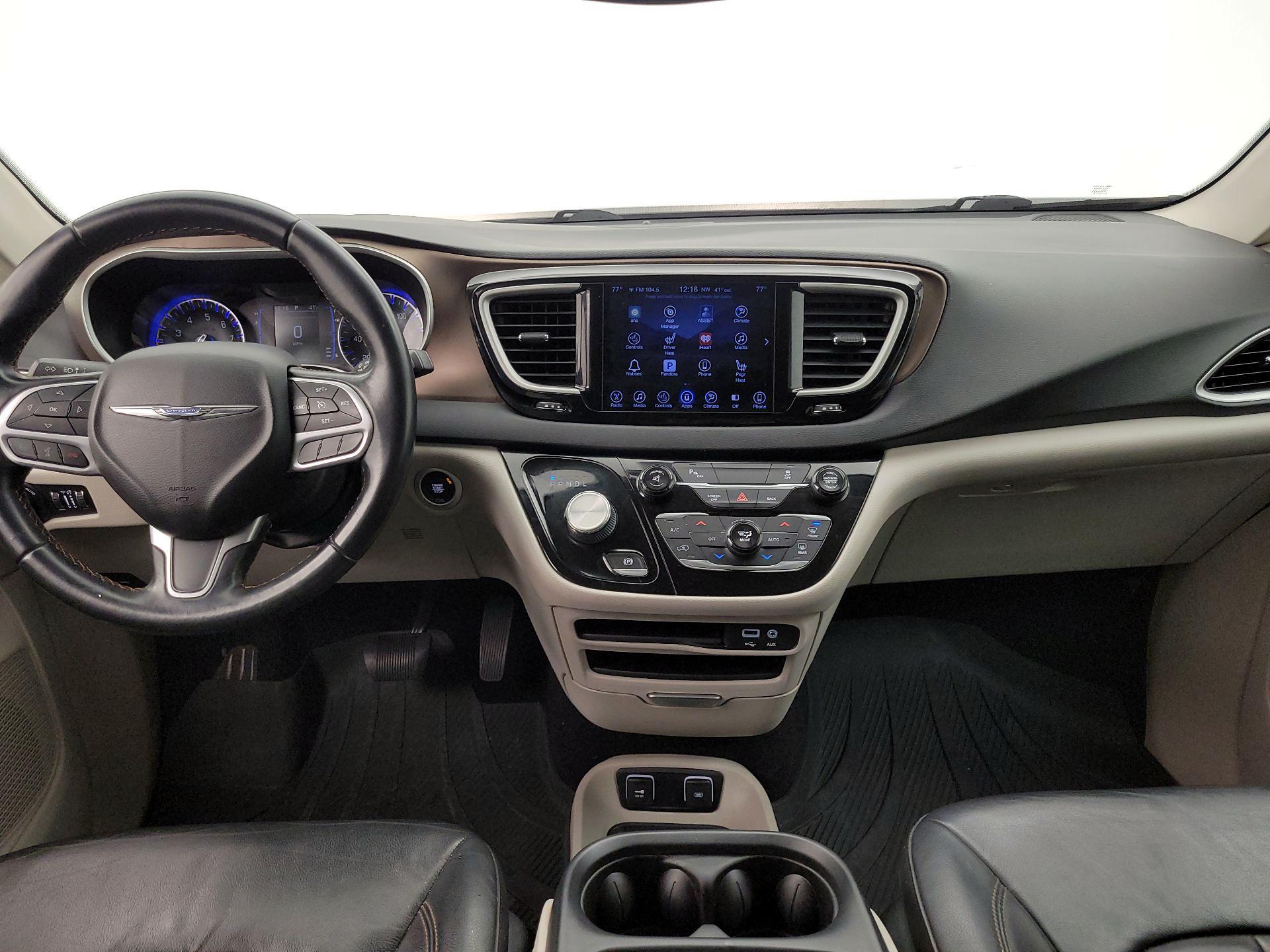 Thumbnail: 2017 Chrysler Pacifica - 9