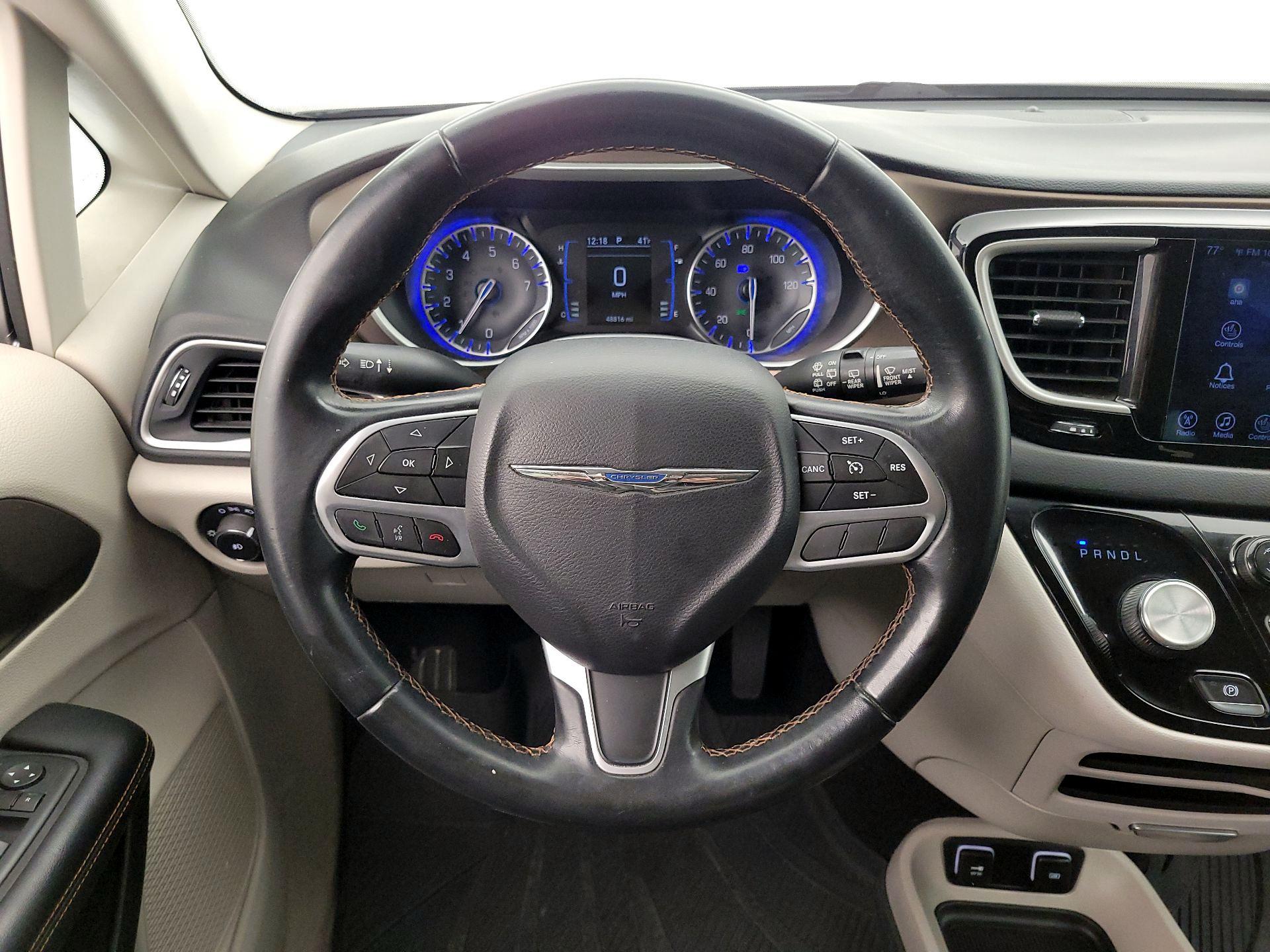 Thumbnail: 2017 Chrysler Pacifica - 10