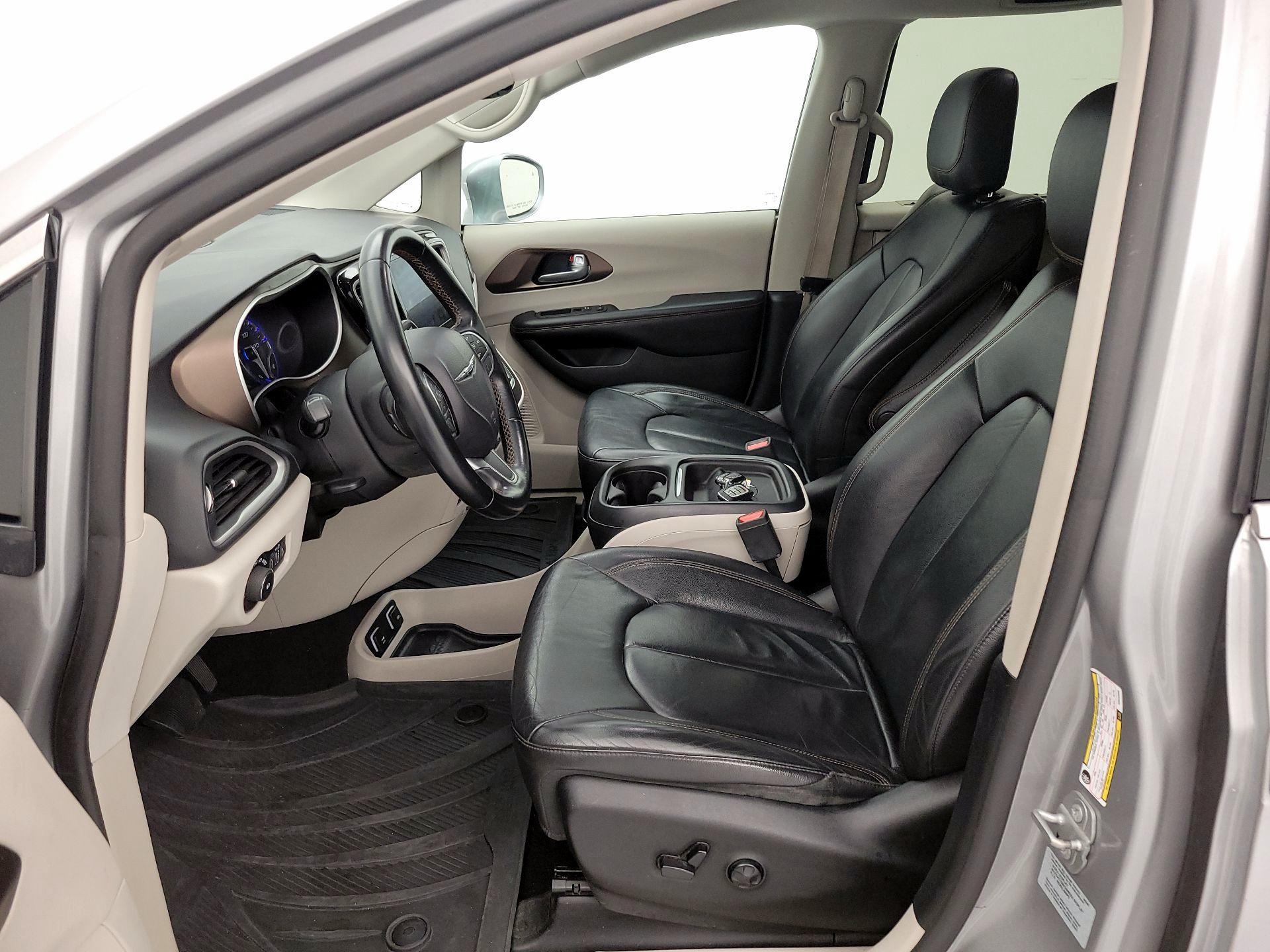 Thumbnail: 2017 Chrysler Pacifica - 11