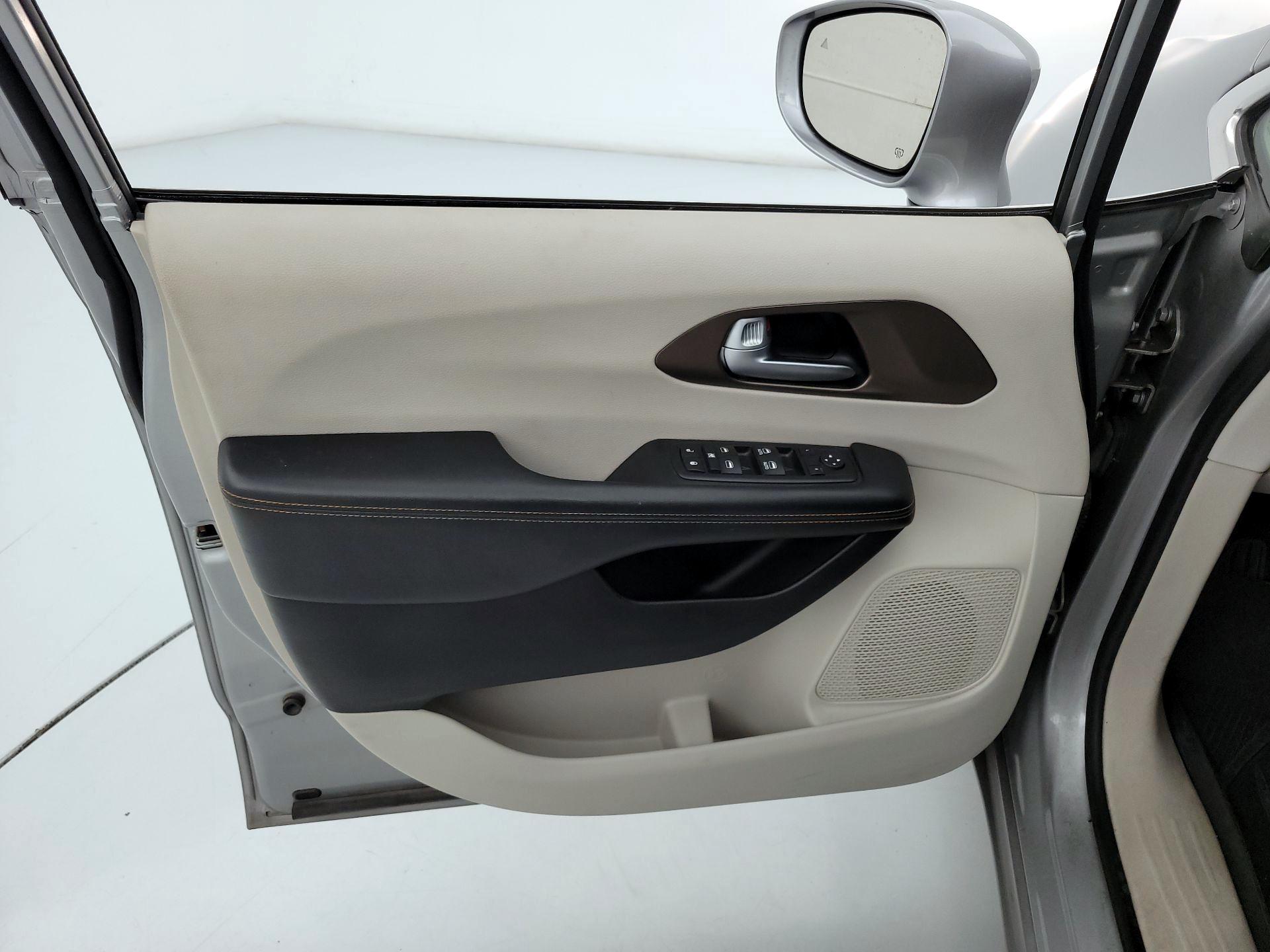 Thumbnail: 2017 Chrysler Pacifica - 12