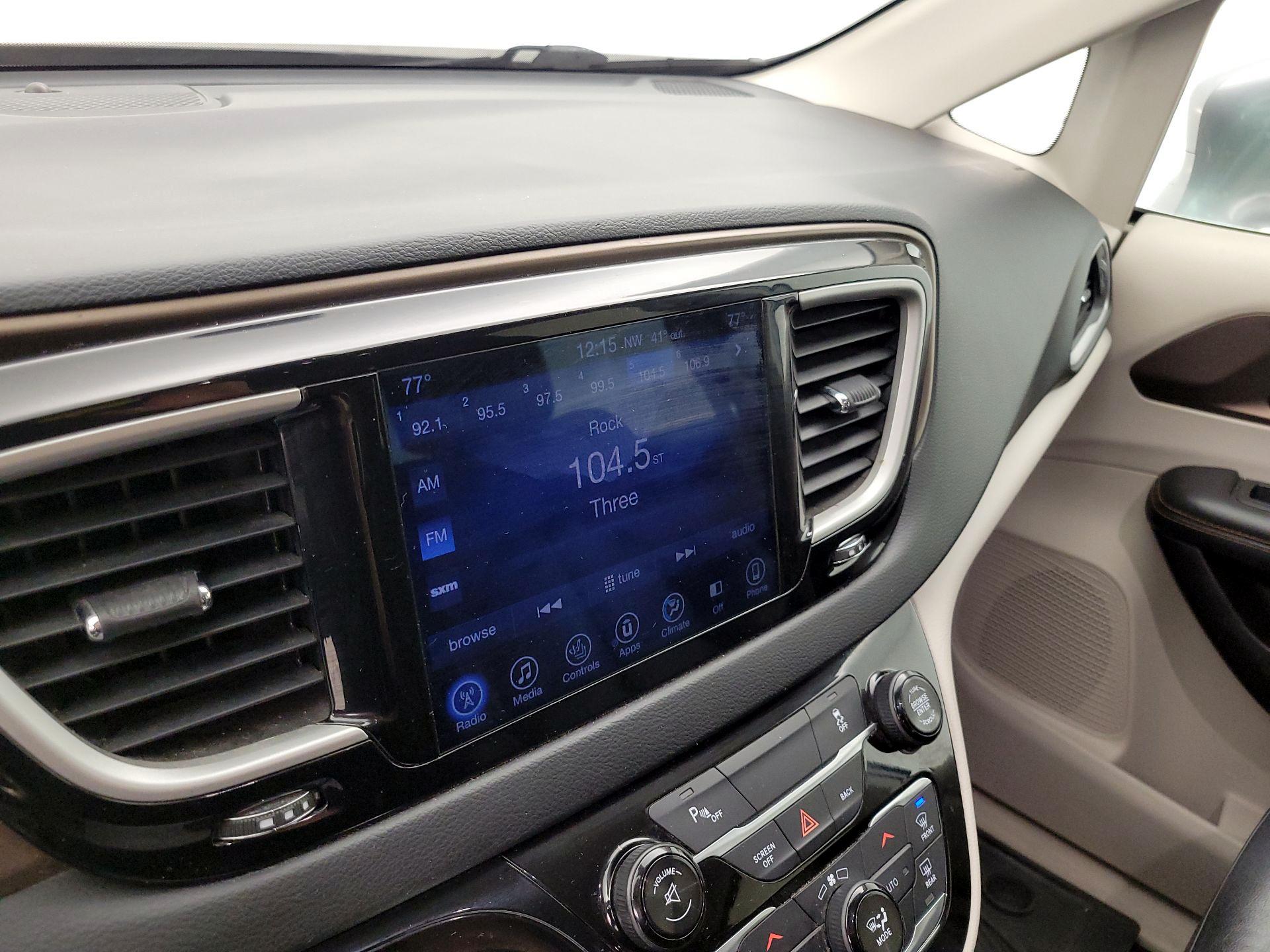 Thumbnail: 2017 Chrysler Pacifica - 15