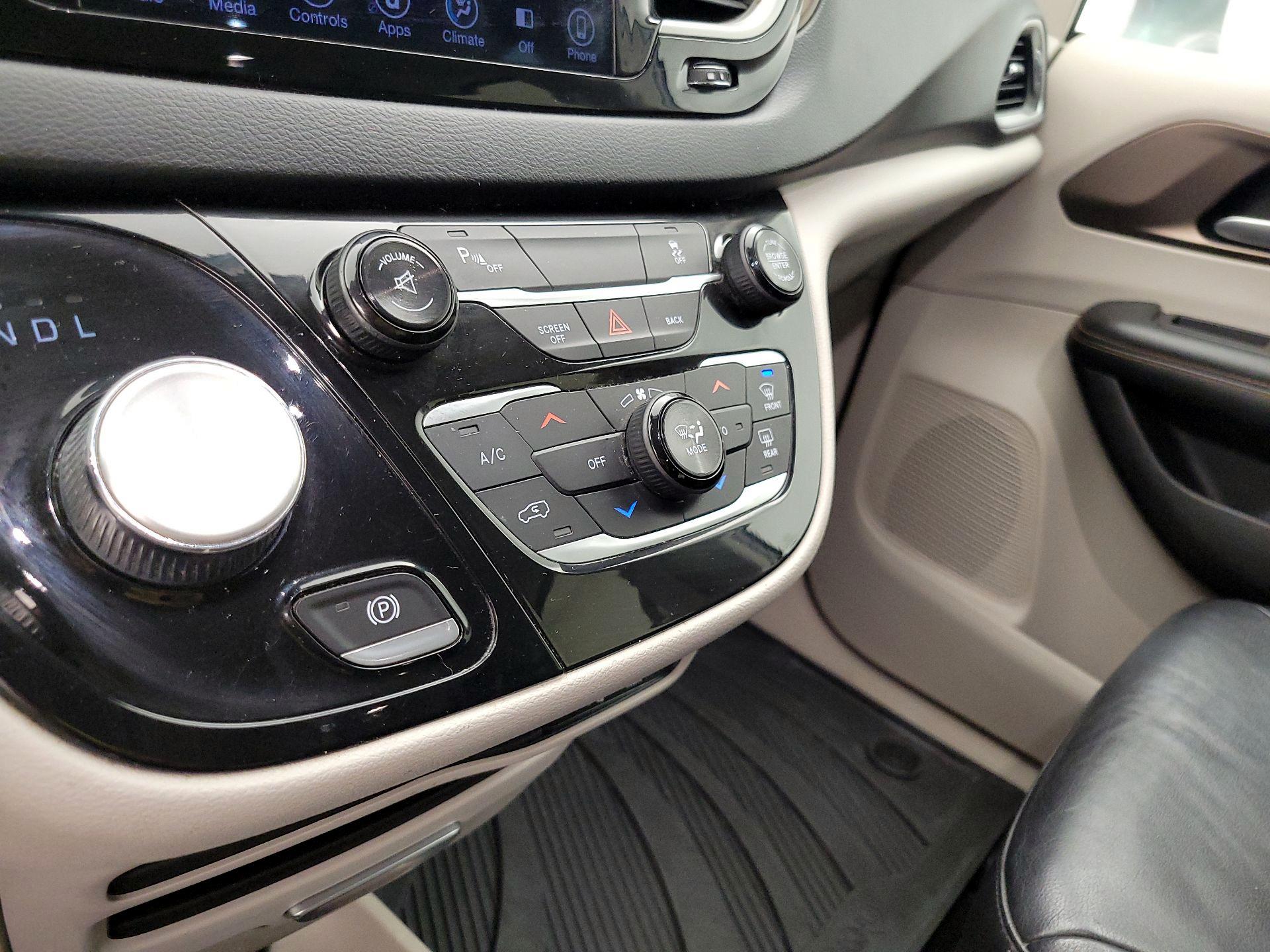 Thumbnail: 2017 Chrysler Pacifica - 16