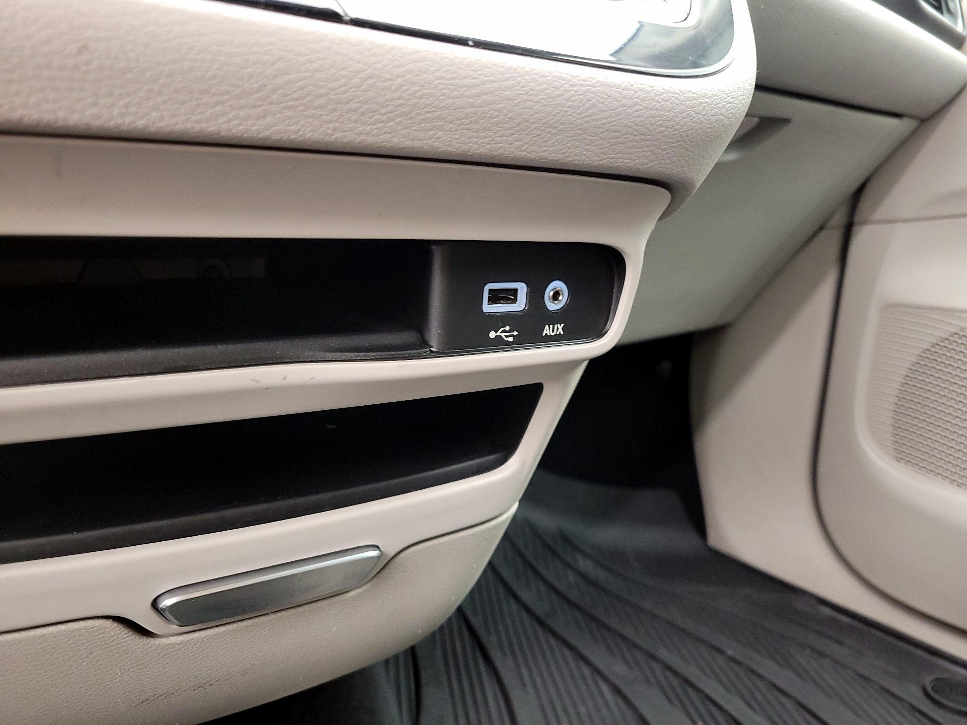 Thumbnail: 2017 Chrysler Pacifica - 18