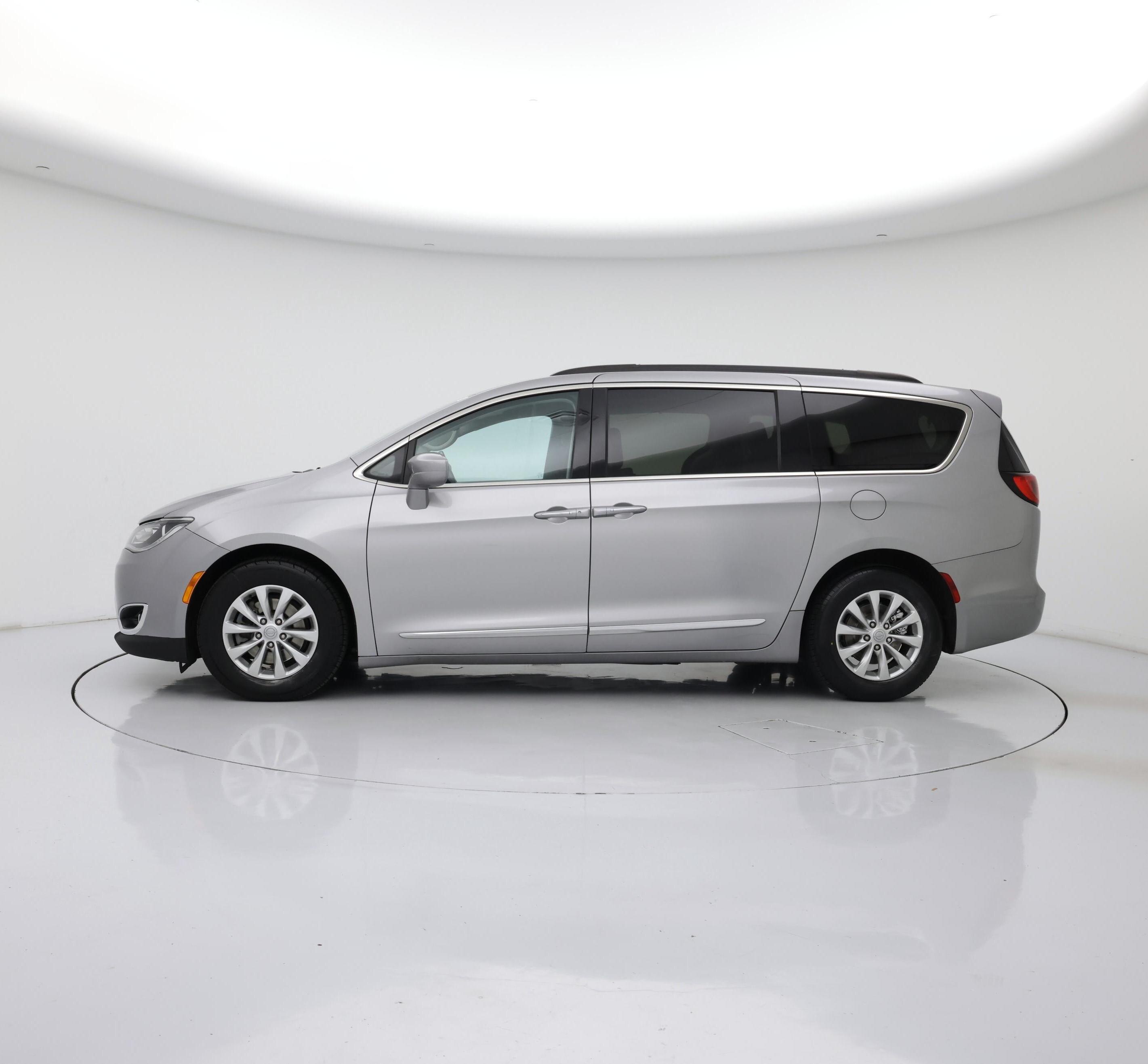 Thumbnail: 2017 Chrysler Pacifica - 3