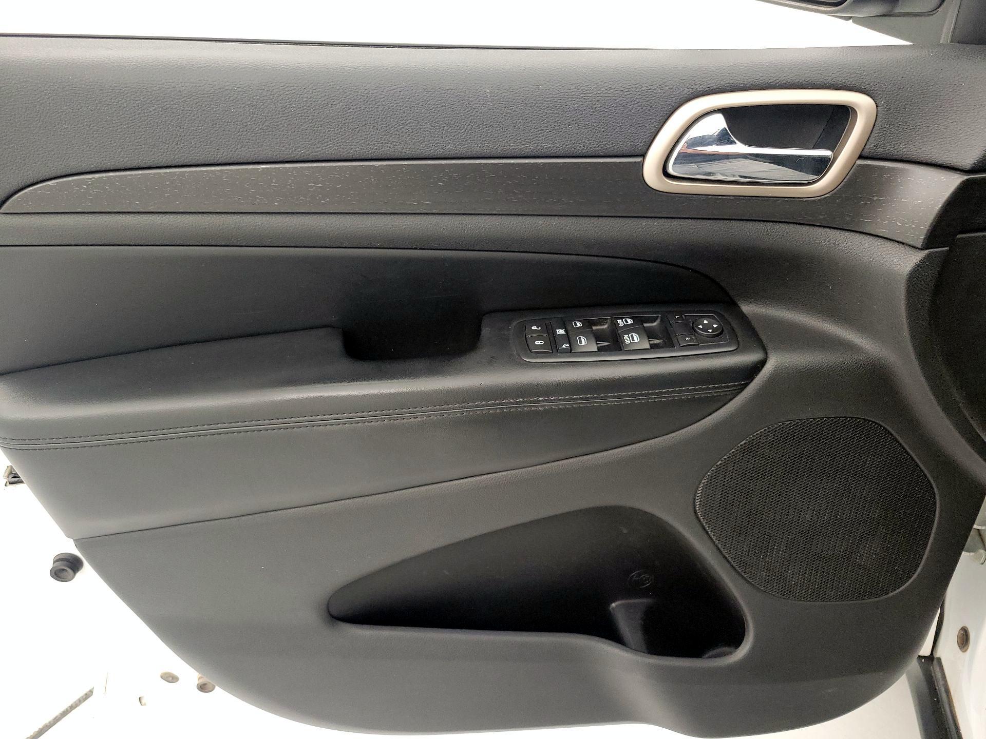 Thumbnail: 2016 Jeep Grand Cherokee - 12