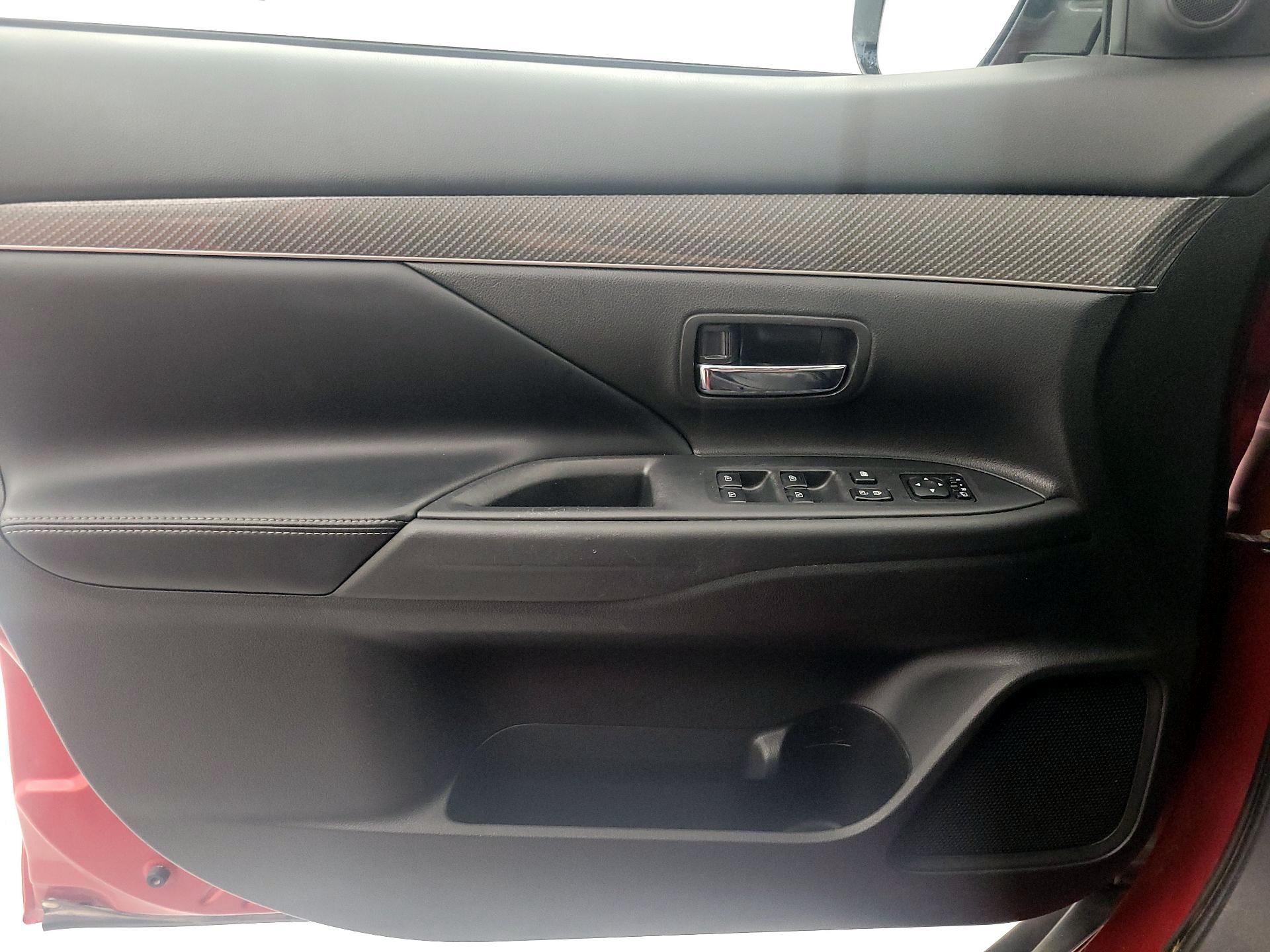 Thumbnail: 2019 Mitsubishi Outlander - 12