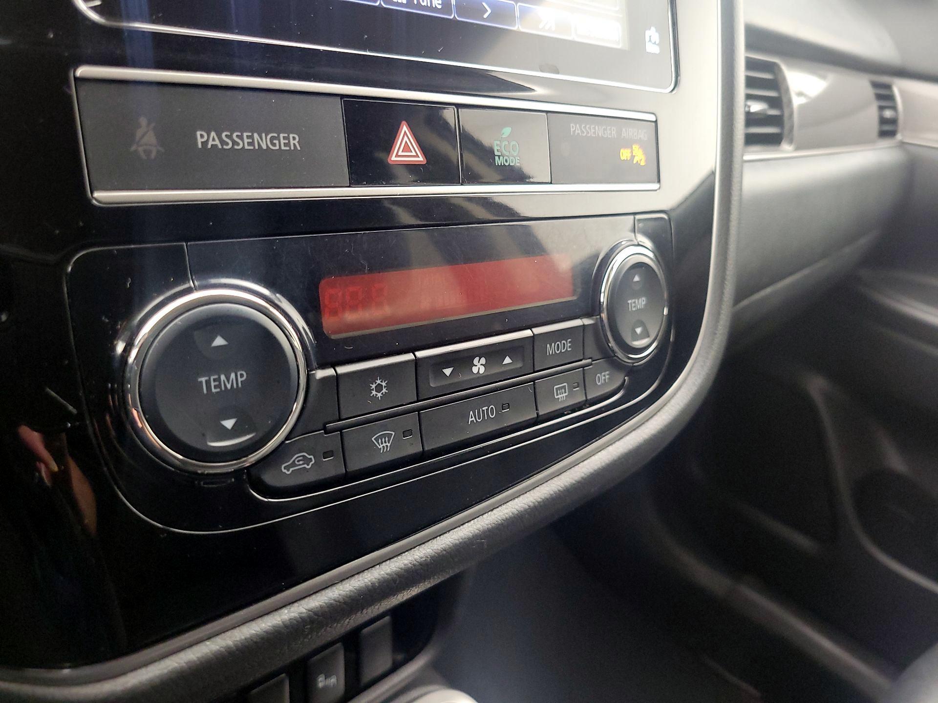 Thumbnail: 2019 Mitsubishi Outlander - 16