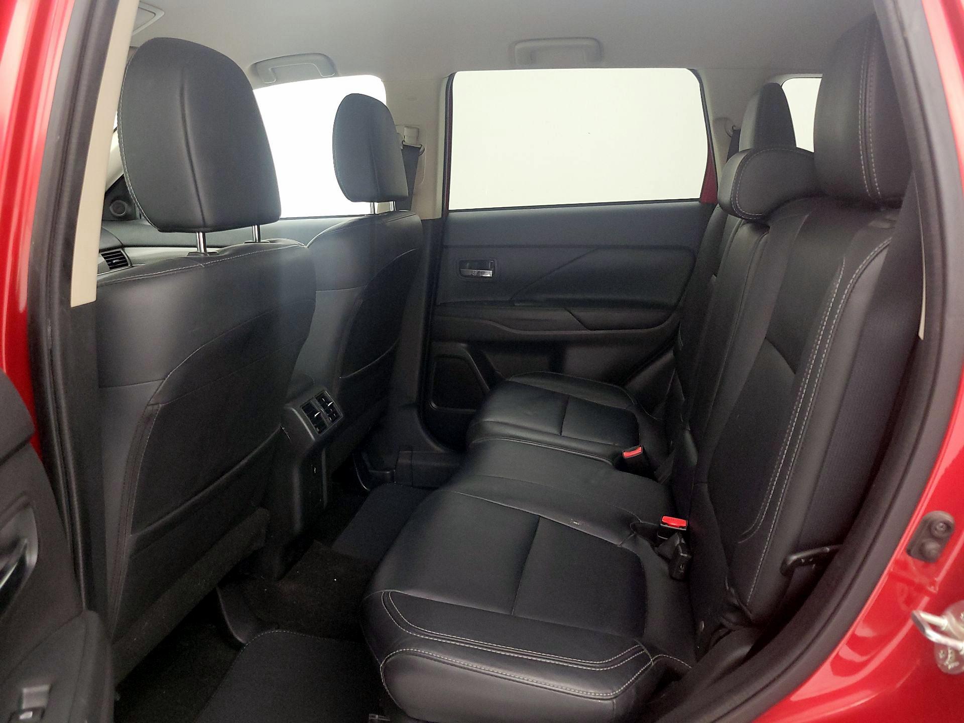 Thumbnail: 2019 Mitsubishi Outlander - 19