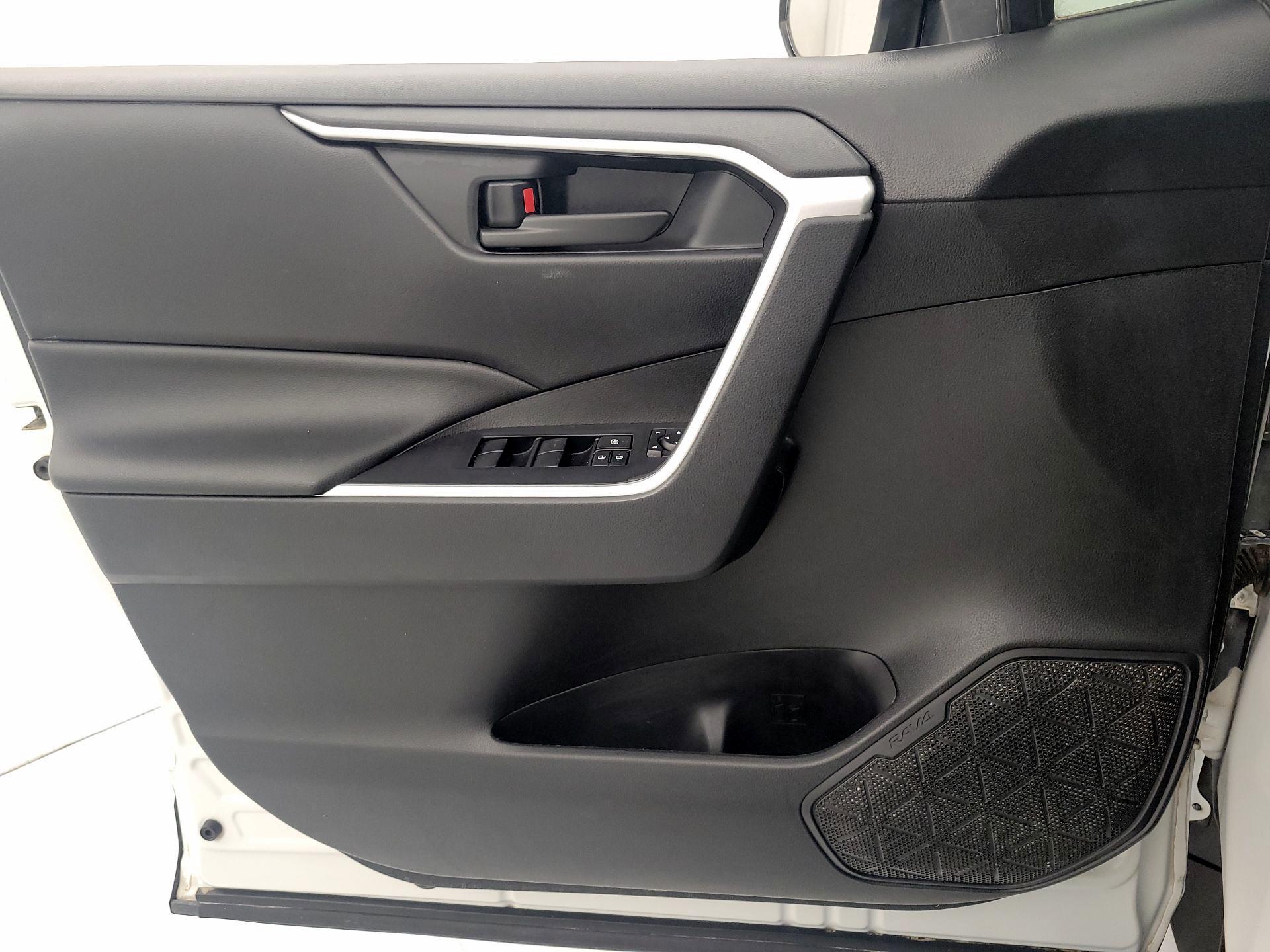 Thumbnail: 2020 Toyota RAV4 - 12