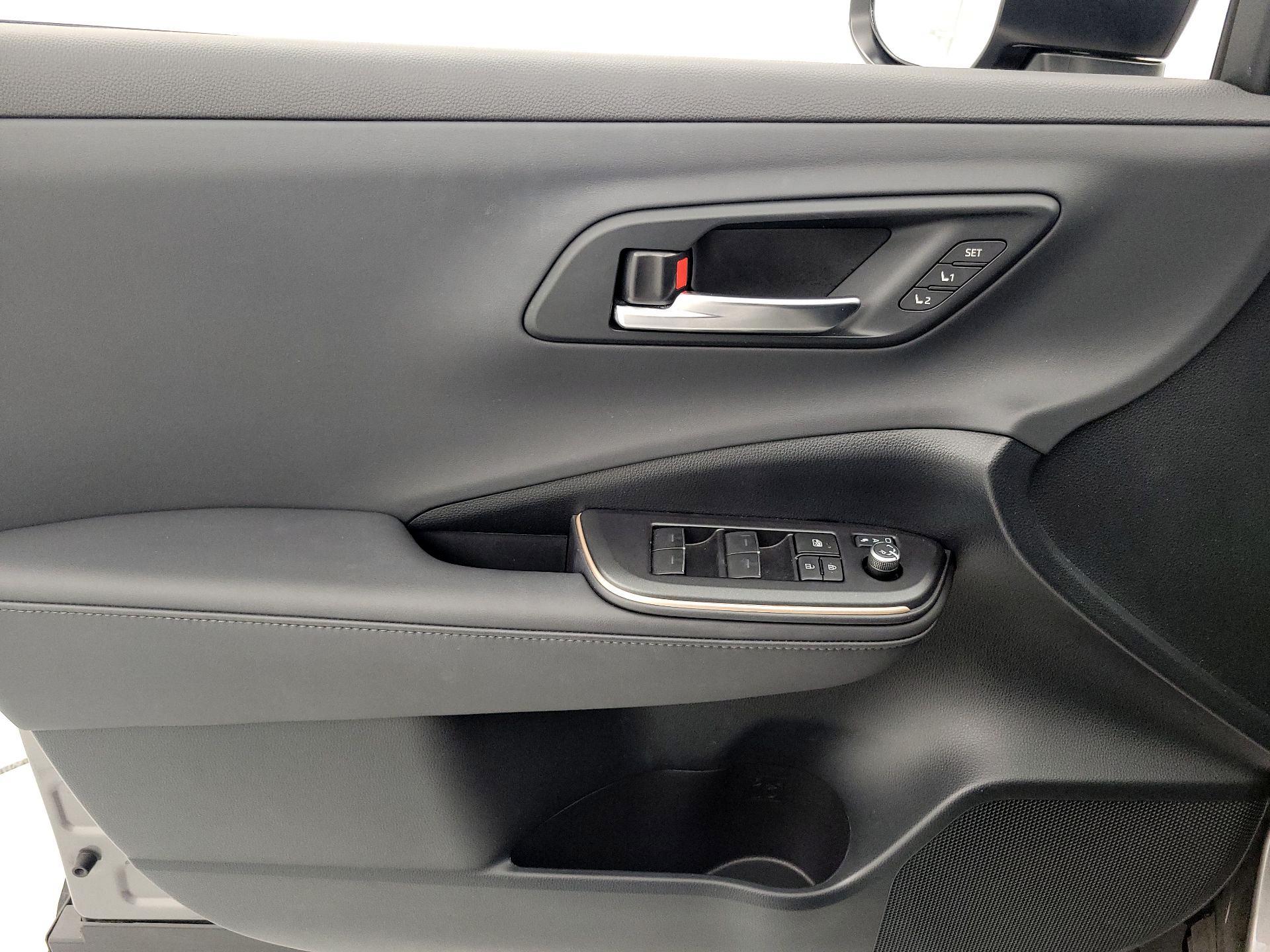 Thumbnail: 2023 Toyota Crown - 12