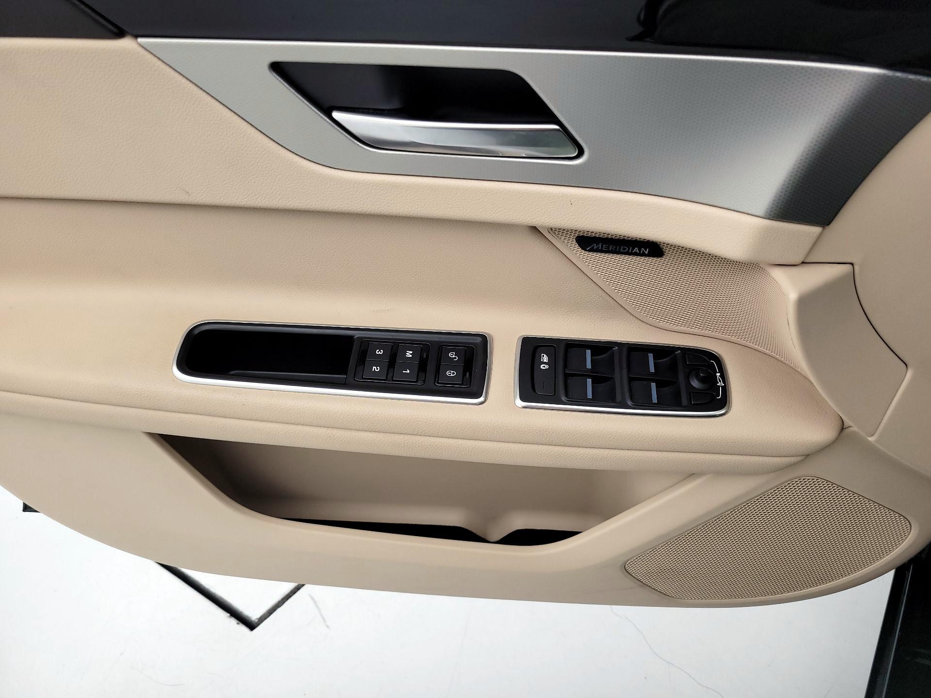 Thumbnail: 2017 Jaguar XF - 12