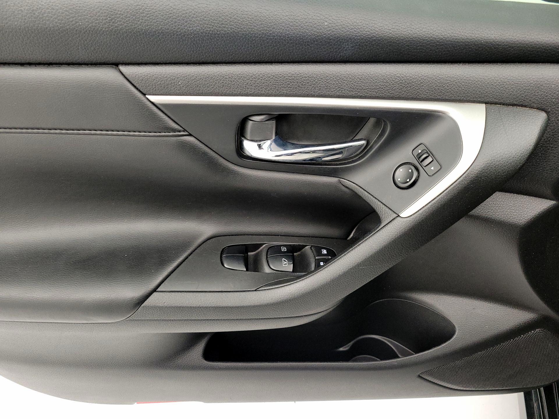 Thumbnail: 2015 Nissan Altima - 12