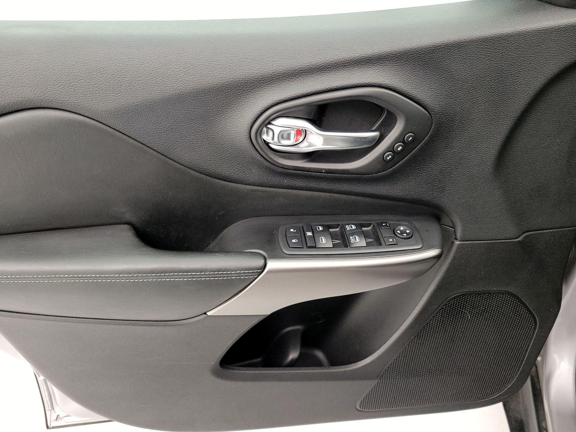 Thumbnail: 2020 Jeep Cherokee - 12