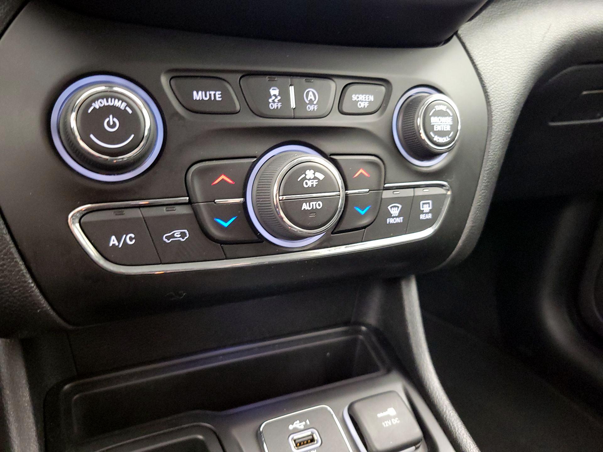 Thumbnail: 2020 Jeep Cherokee - 17