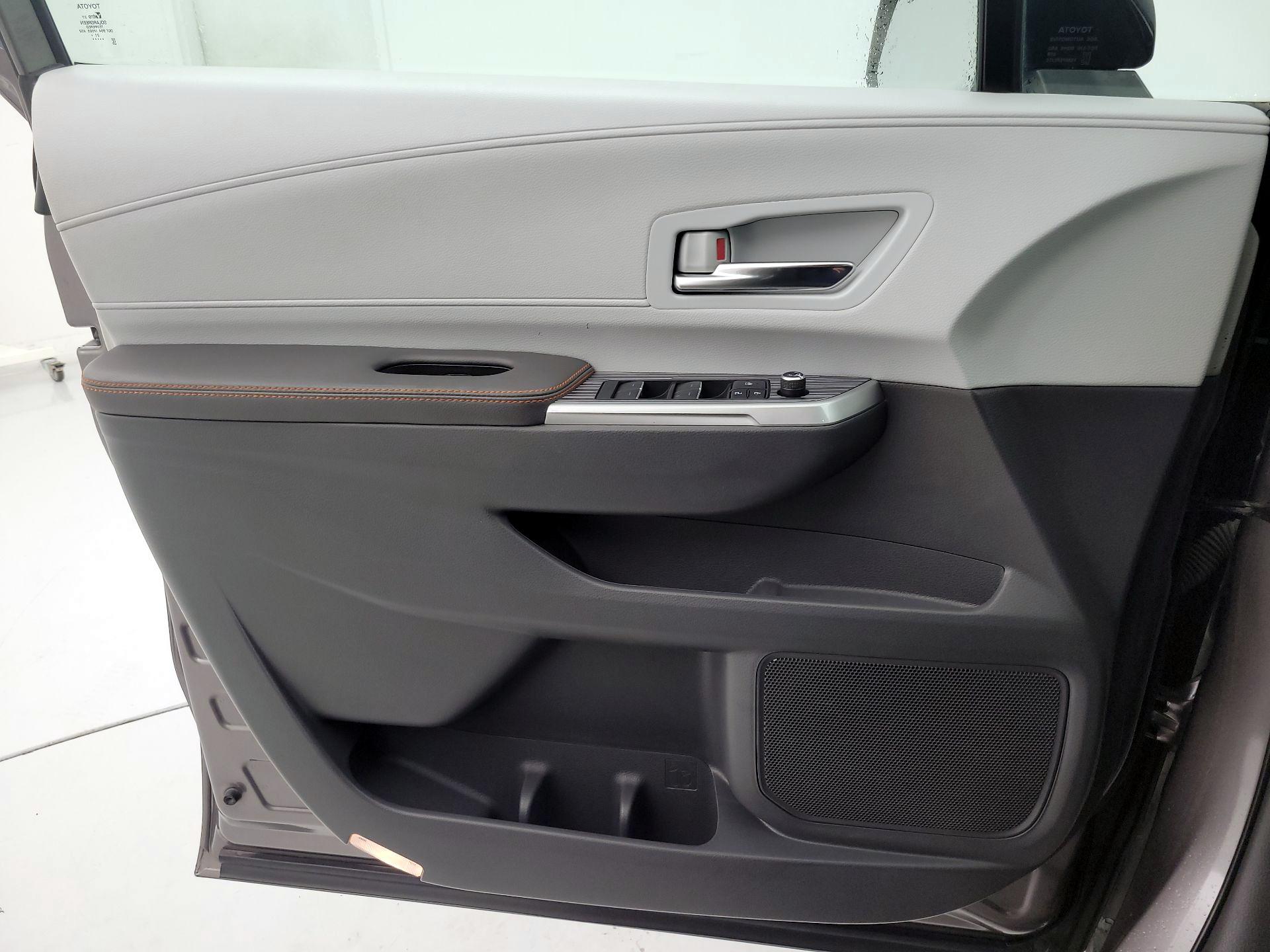 Thumbnail: 2022 Toyota Sienna - 12