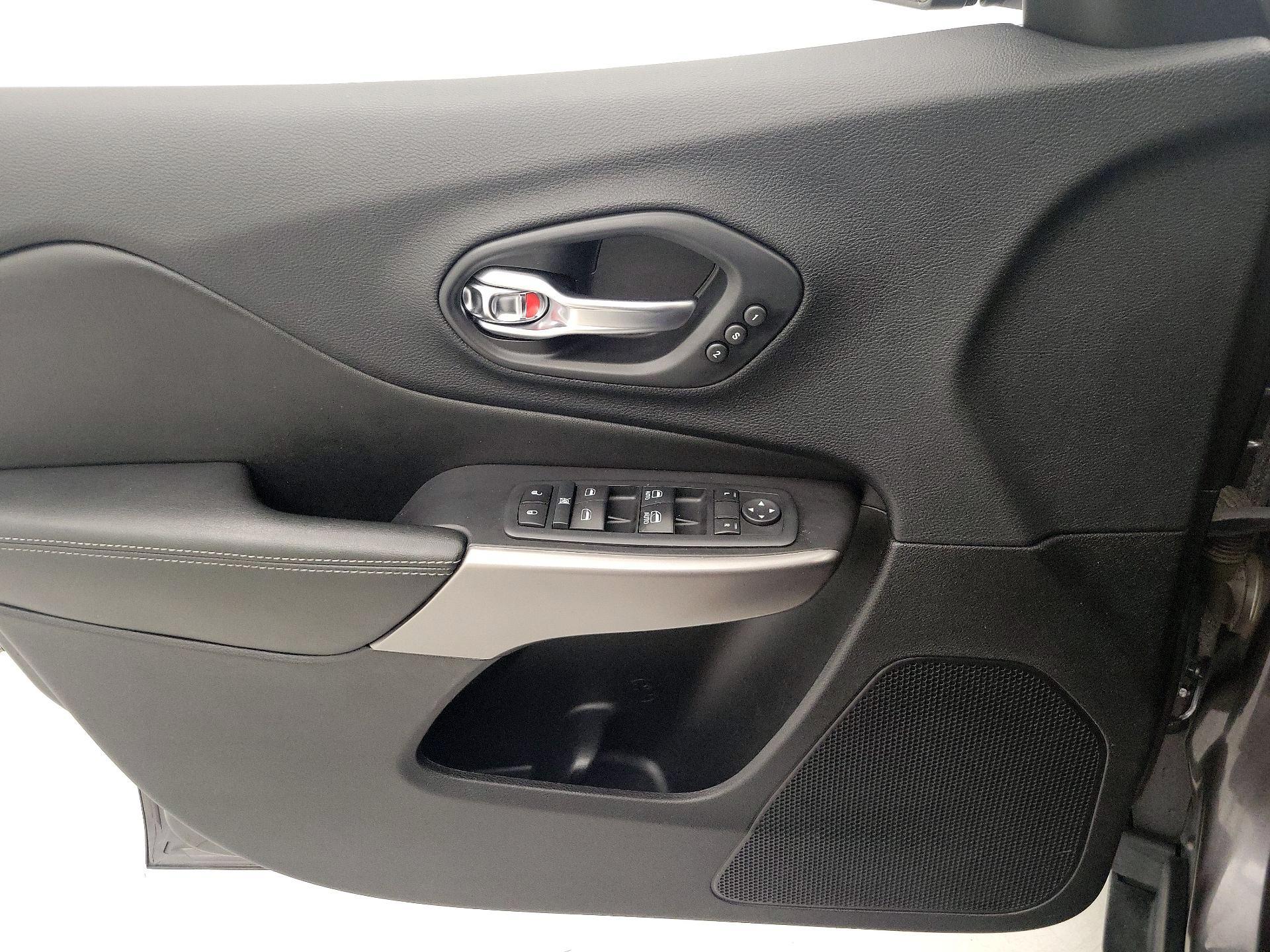 Thumbnail: 2020 Jeep Cherokee - 10