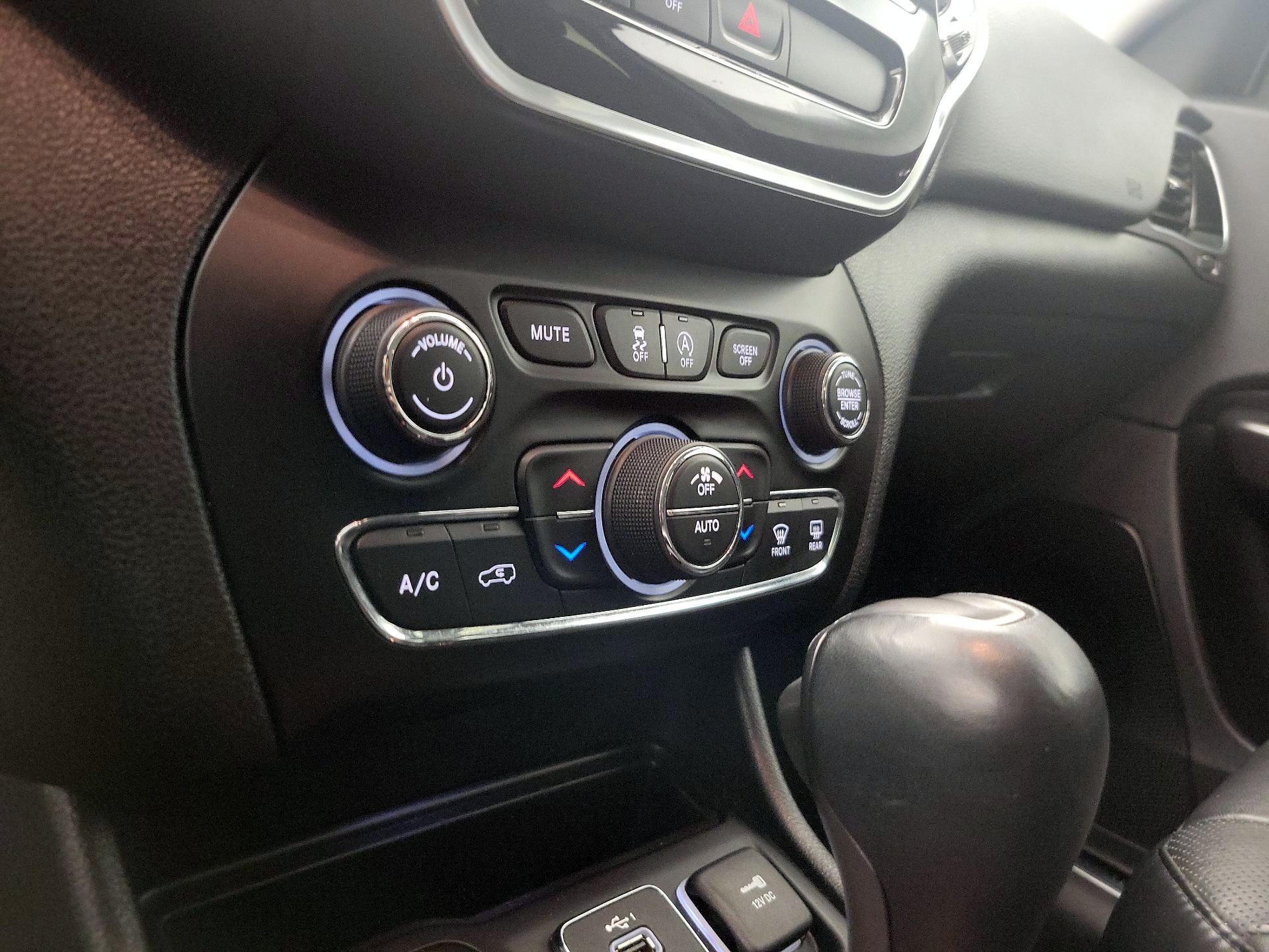 Thumbnail: 2020 Jeep Cherokee - 14