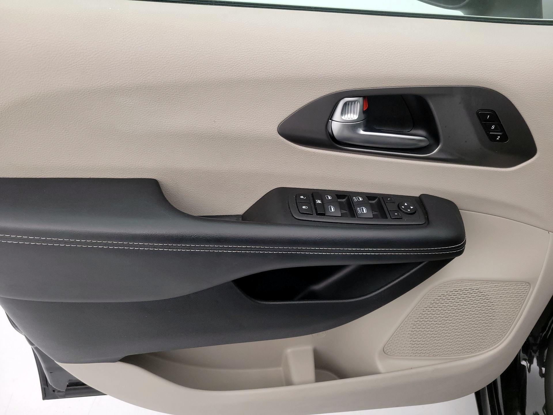 Thumbnail: 2023 Chrysler Pacifica - 12