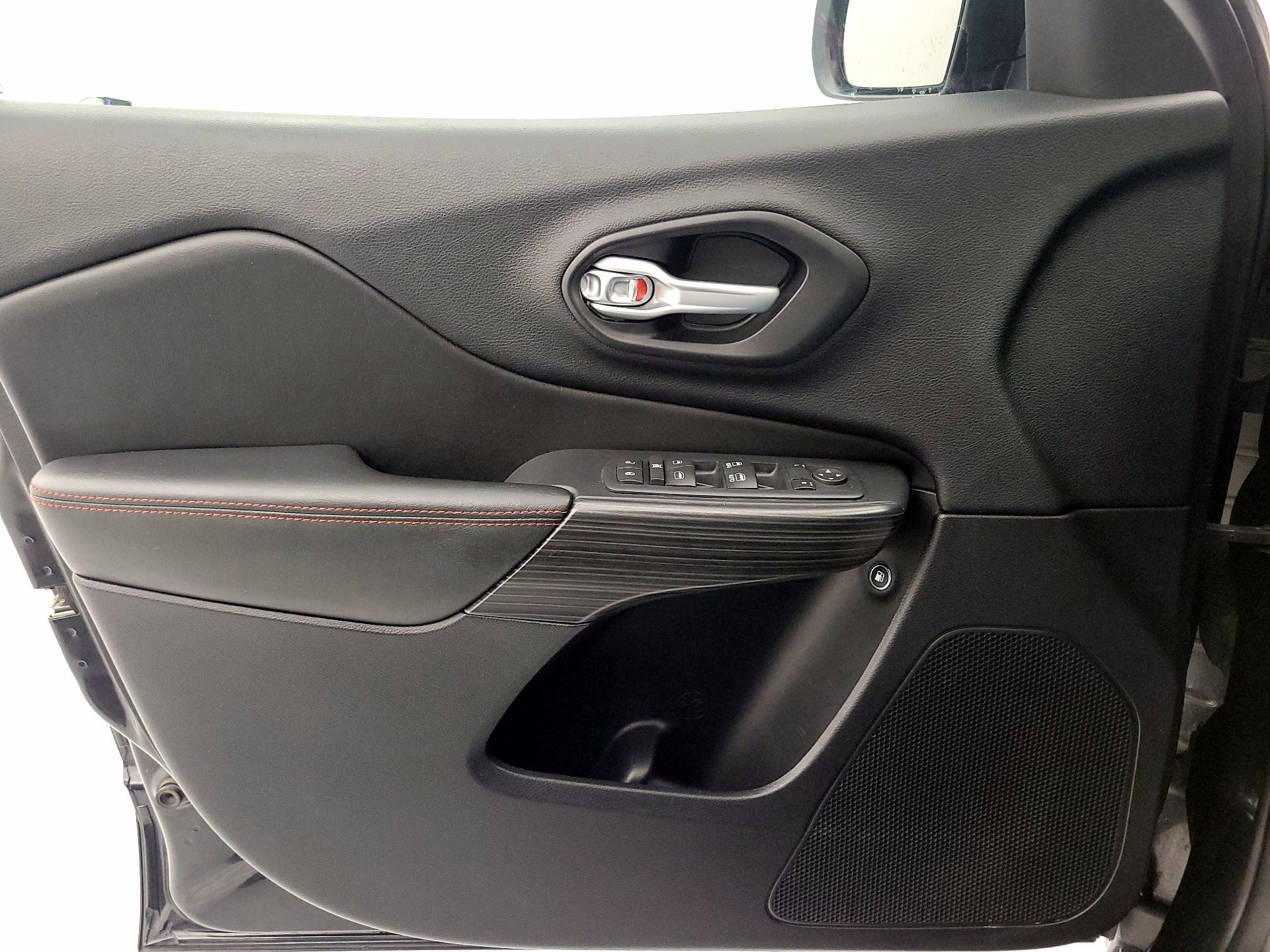 Thumbnail: 2016 Jeep Cherokee - 12