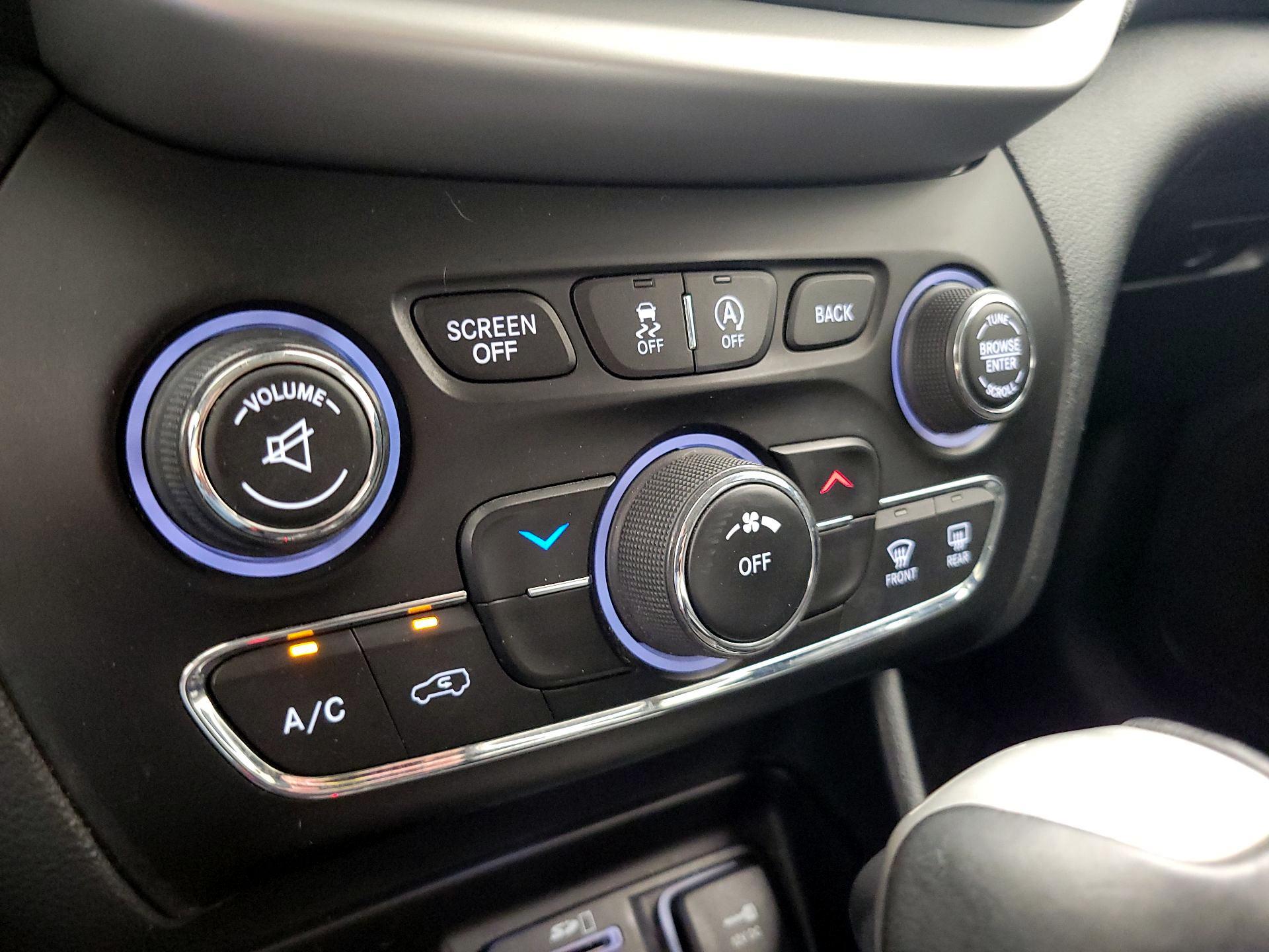 Thumbnail: 2016 Jeep Cherokee - 17