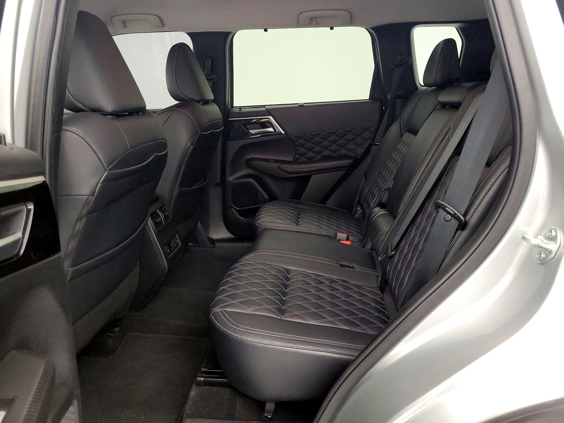 Thumbnail: 2024 Mitsubishi Outlander - 19