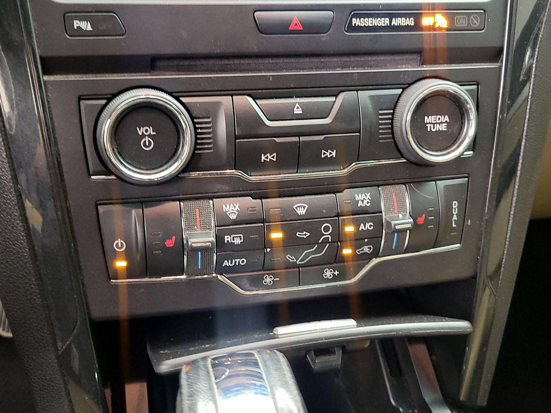 Thumbnail: 2016 Ford Explorer - 16