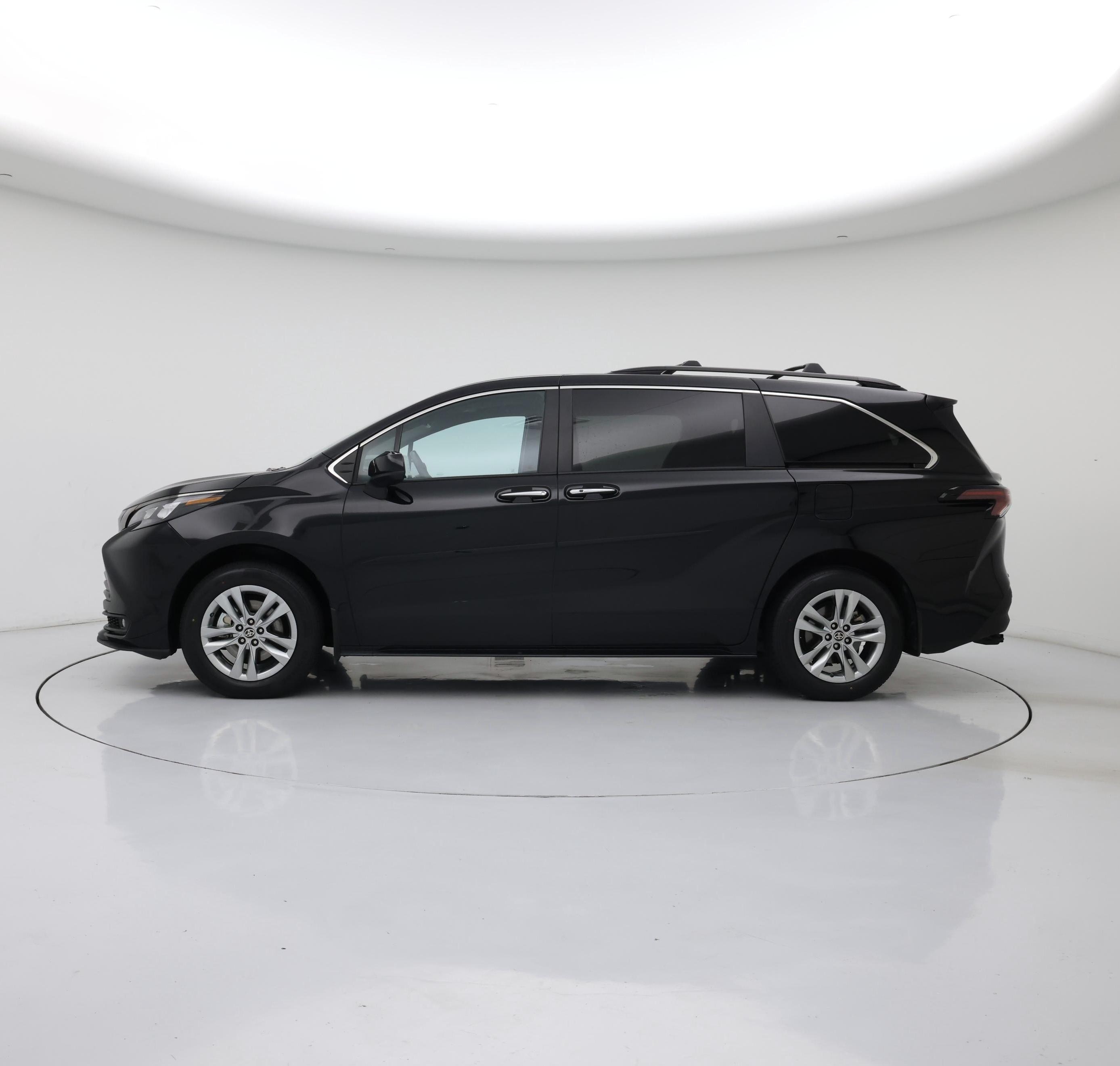 Thumbnail: 2023 Toyota Sienna - 3