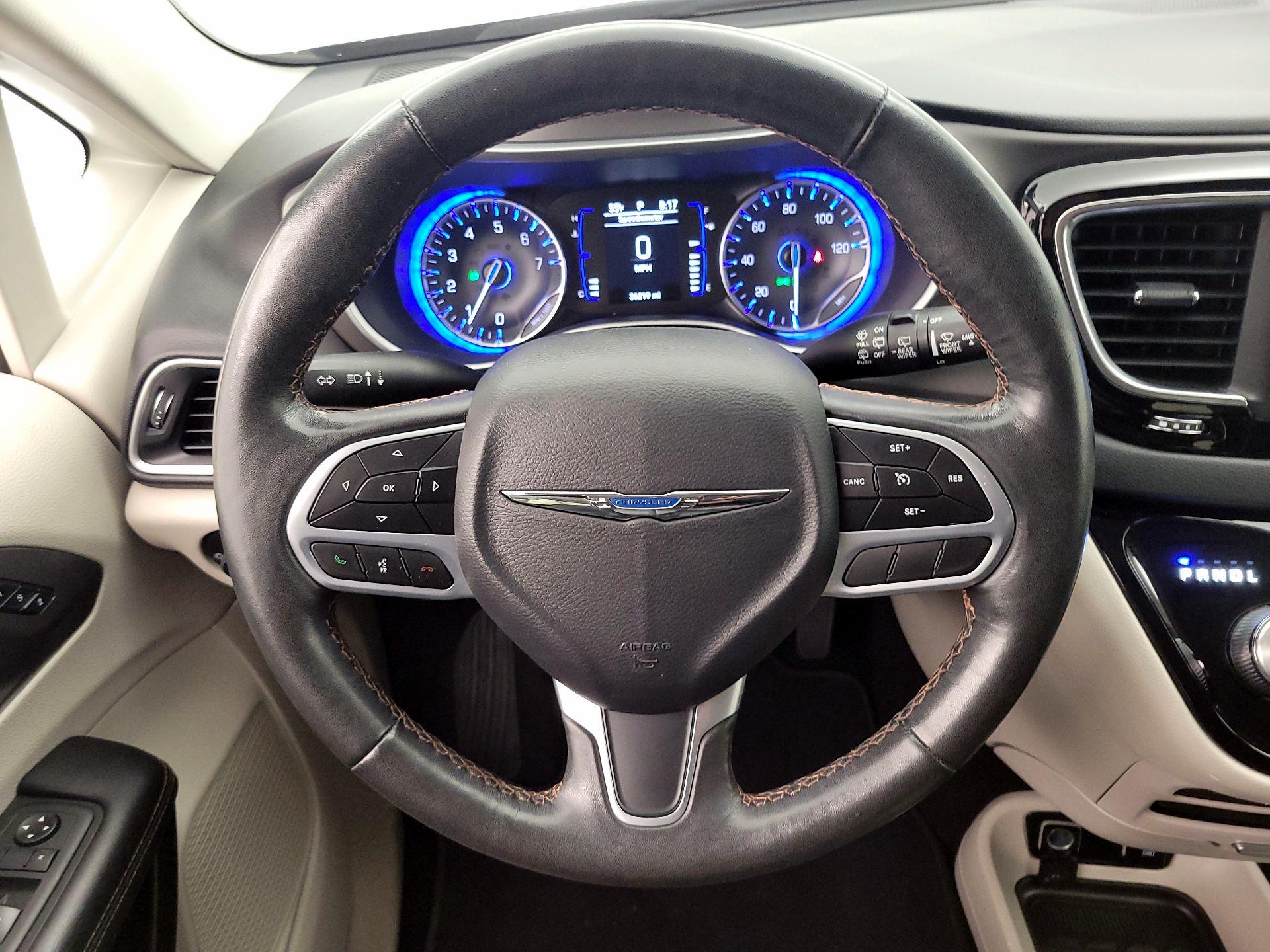 Thumbnail: 2020 Chrysler Pacifica - 10