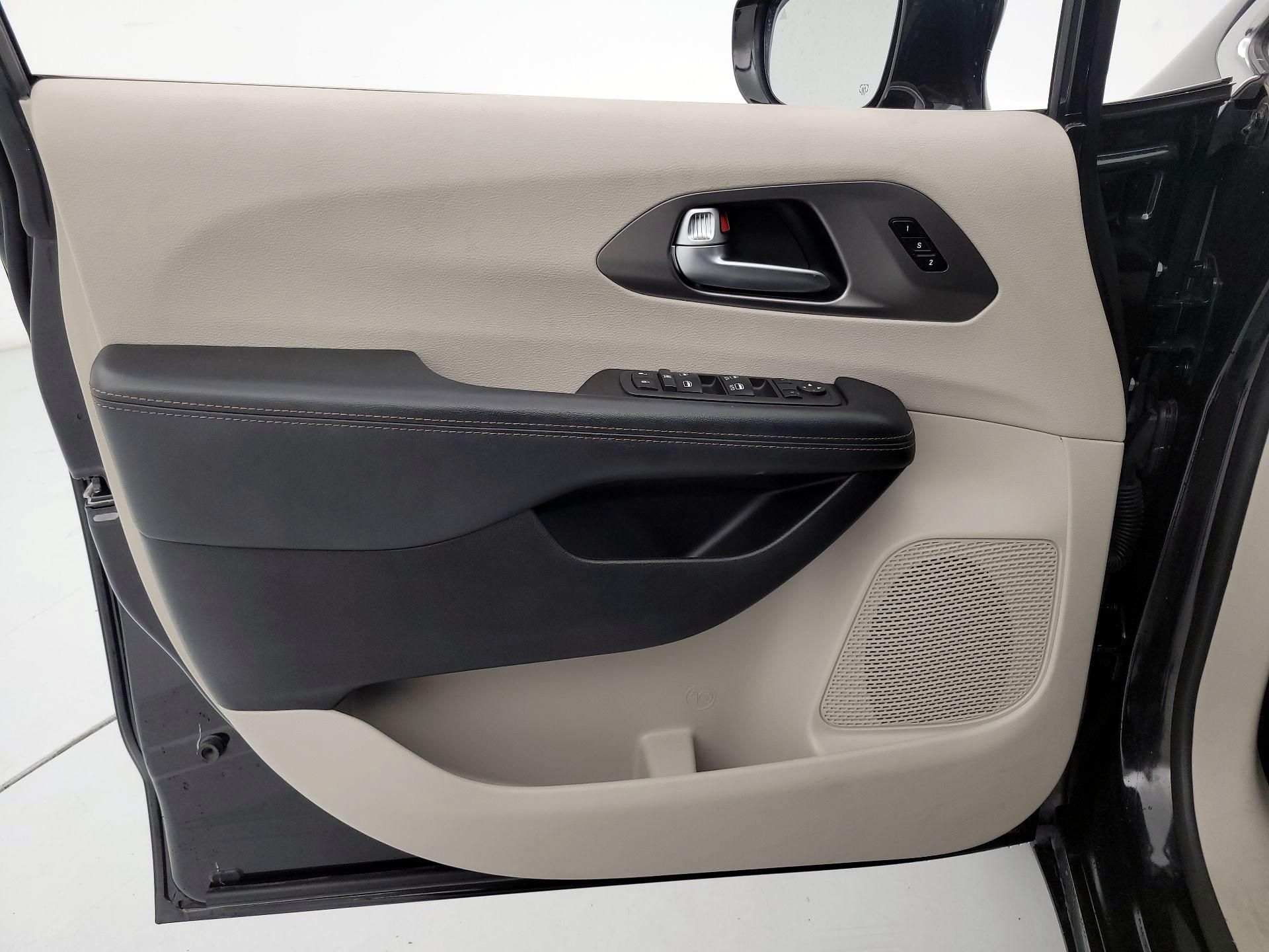 Thumbnail: 2020 Chrysler Pacifica - 12