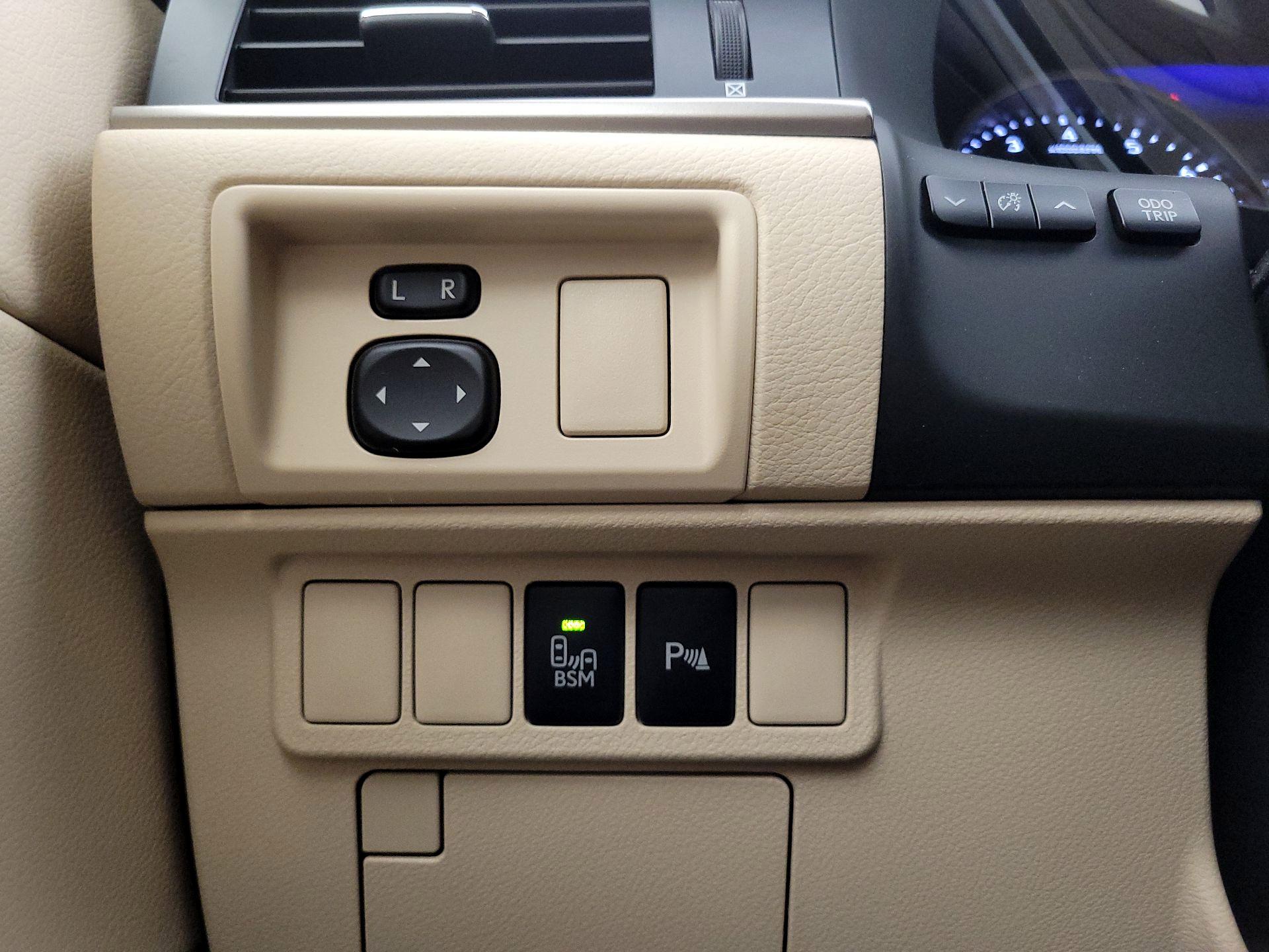 Thumbnail: 2015 Lexus ES - 13