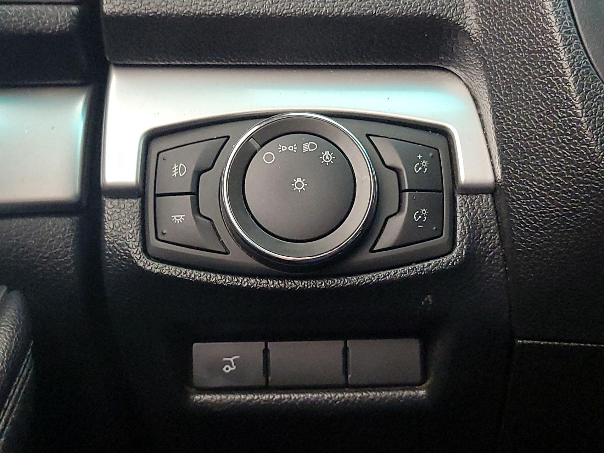 Thumbnail: 2016 Ford Explorer - 13