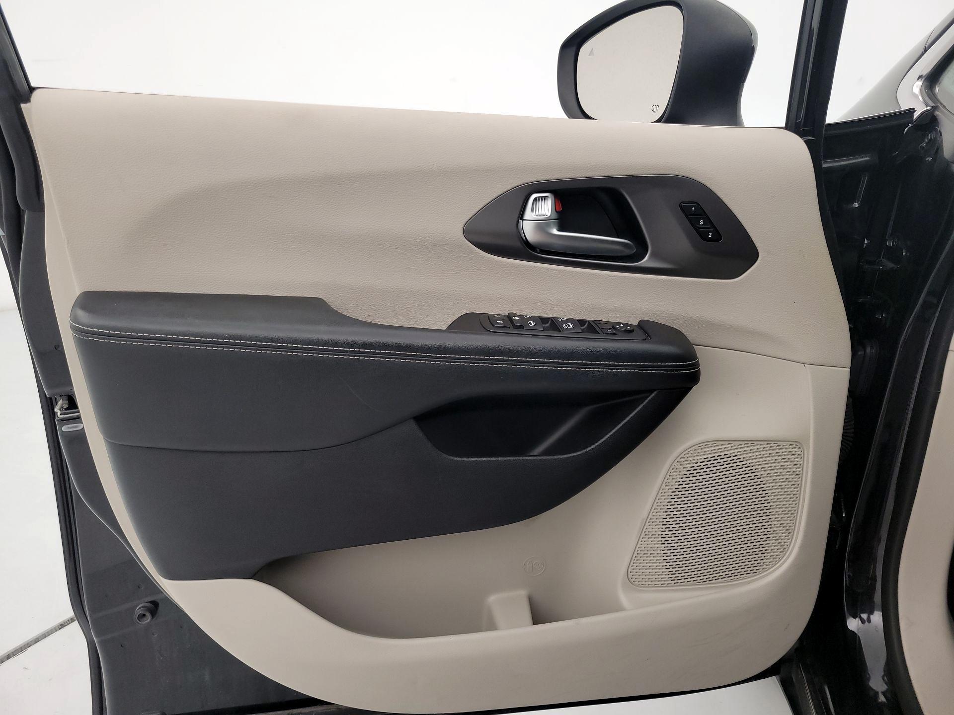 Thumbnail: 2023 Chrysler Pacifica - 12