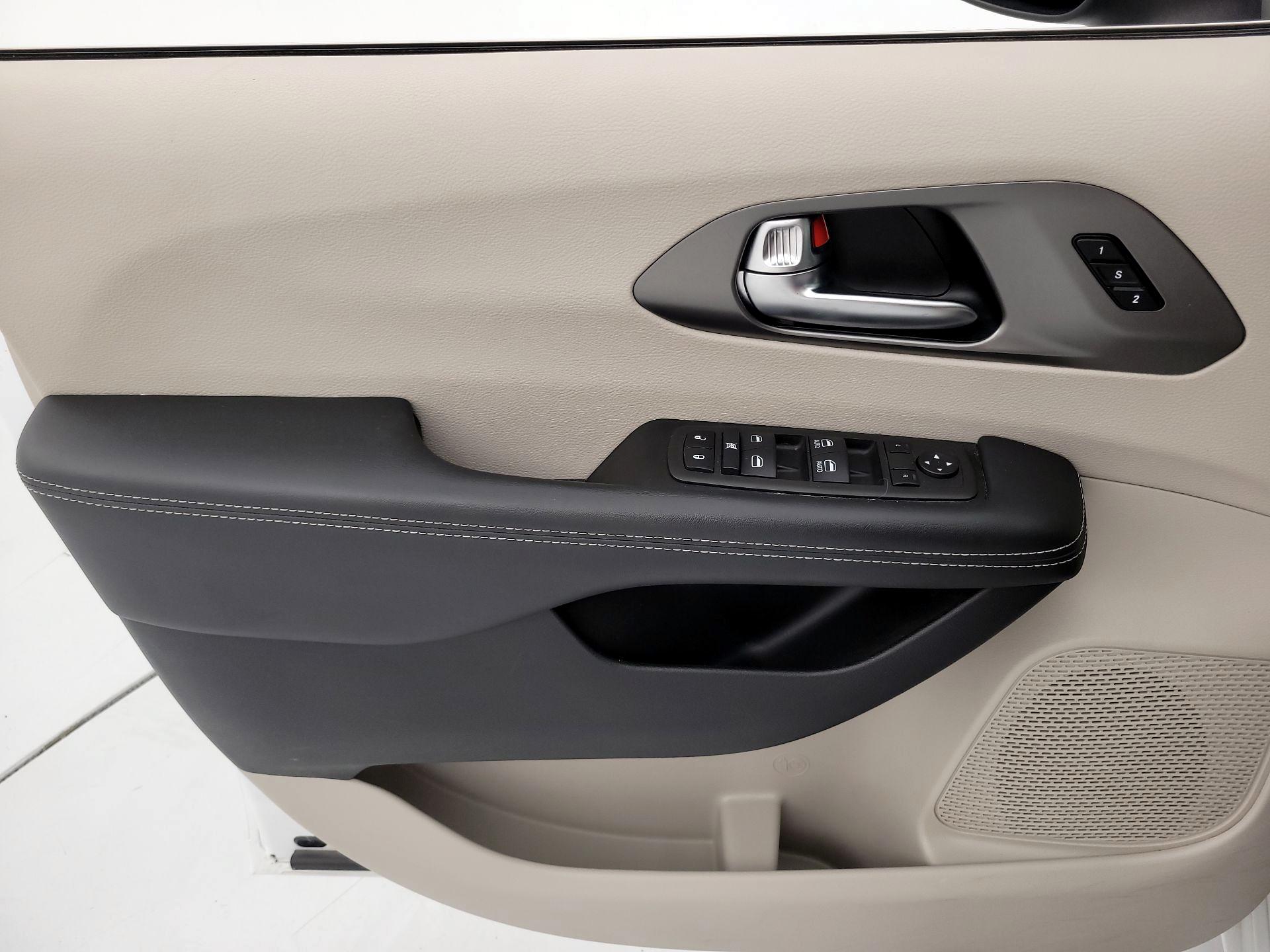 Thumbnail: 2023 Chrysler Pacifica - 12