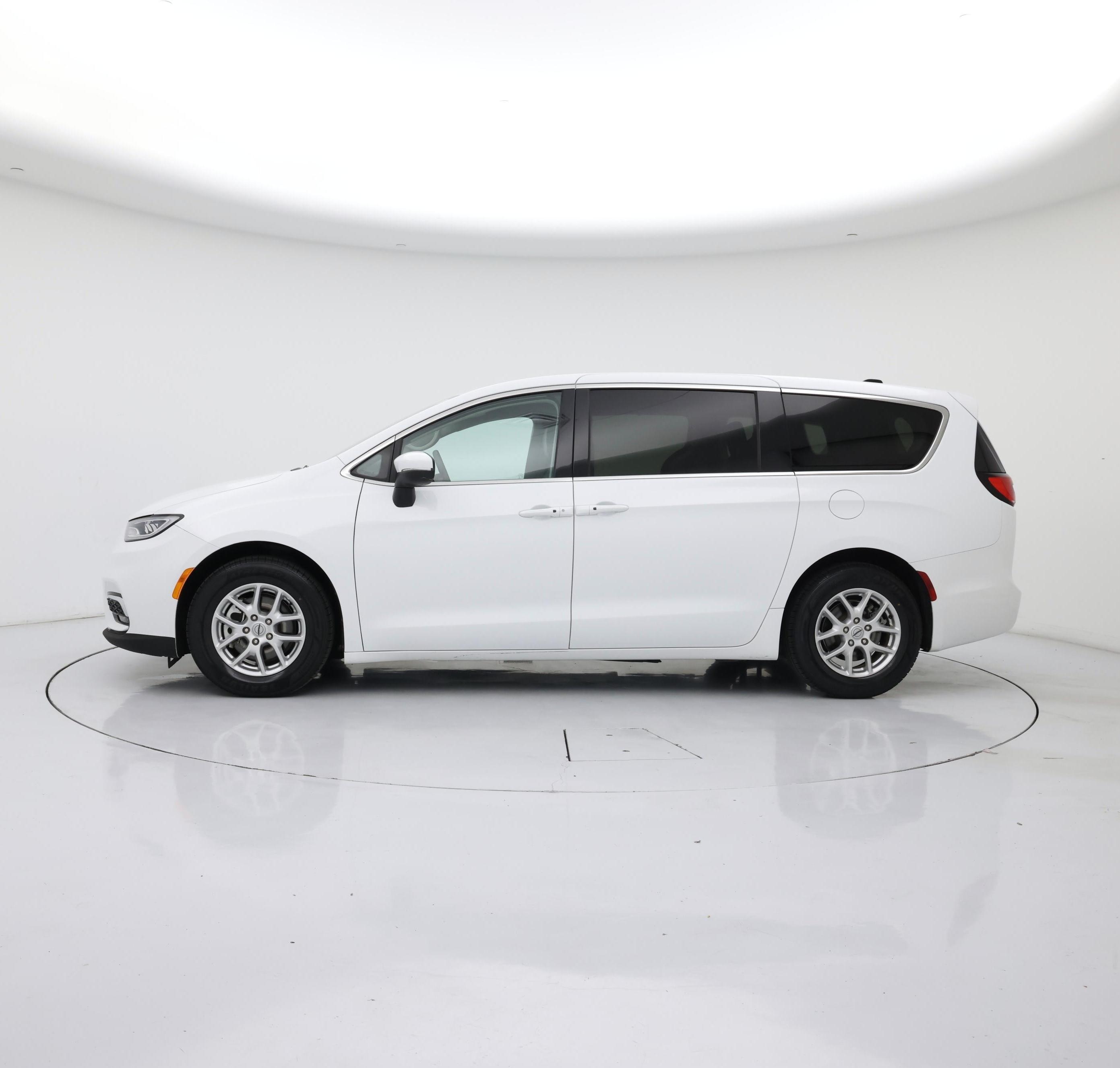 Thumbnail: 2023 Chrysler Pacifica - 3