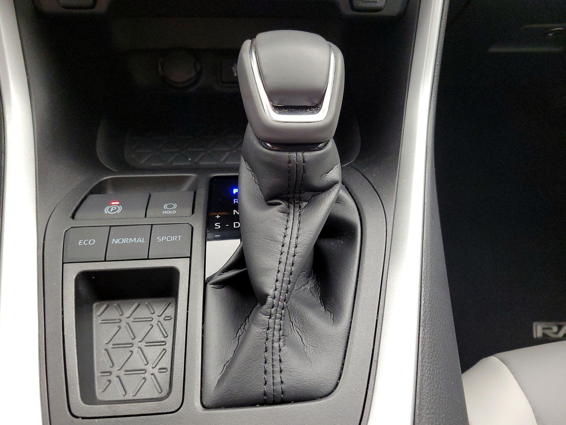 Thumbnail: 2022 Toyota RAV4 - 17