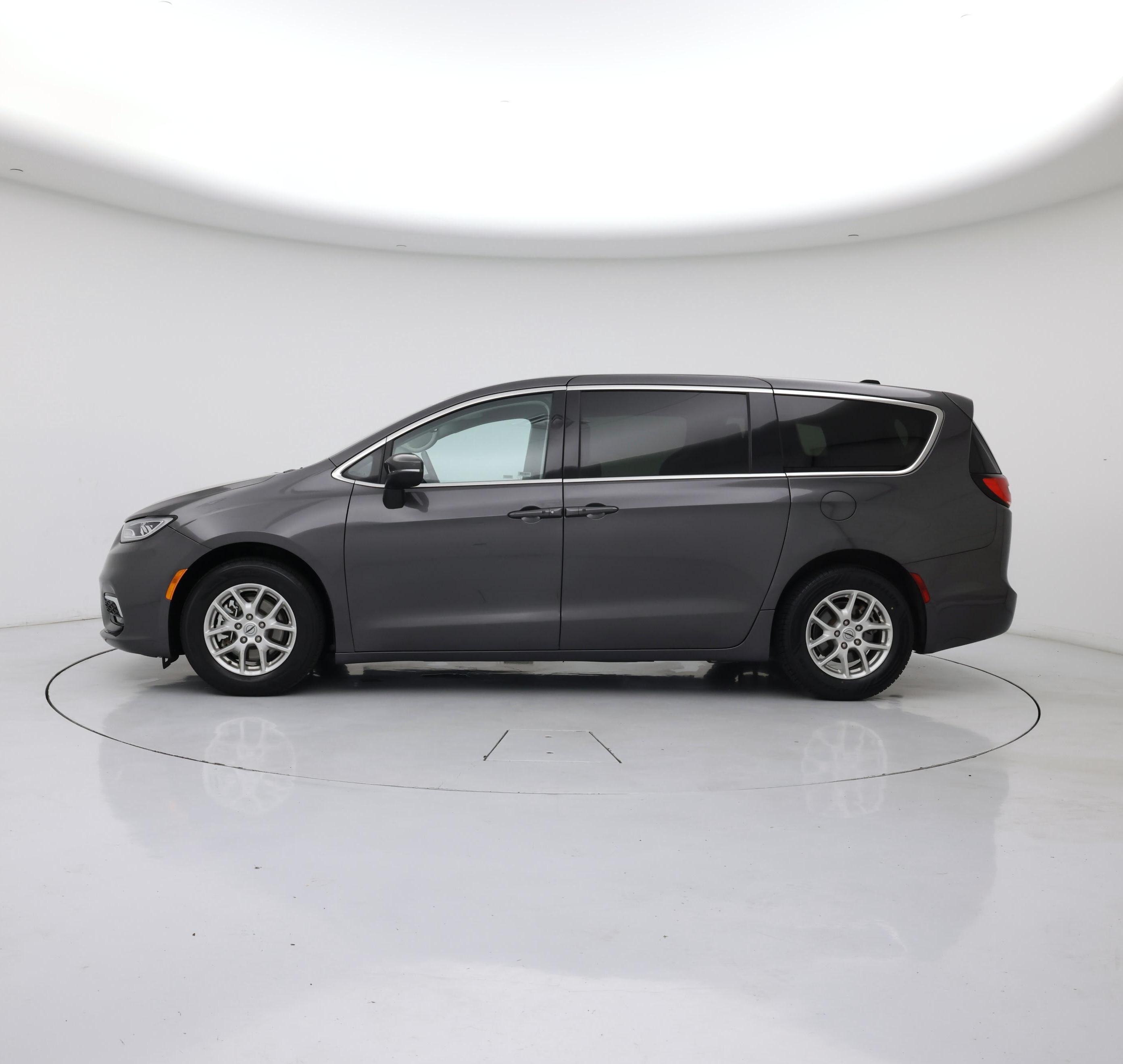 Thumbnail: 2023 Chrysler Pacifica - 3