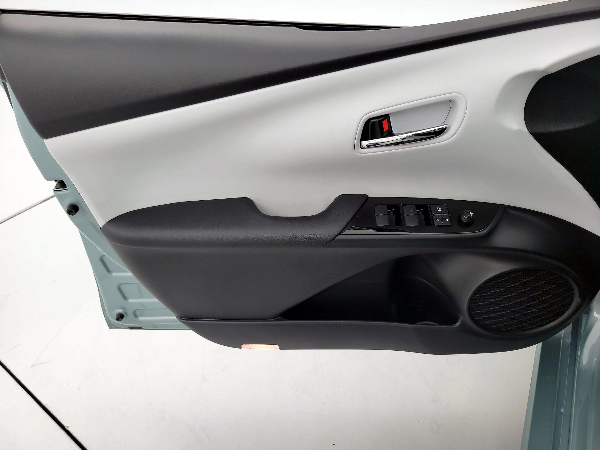 Thumbnail: 2021 Toyota Prius - 12