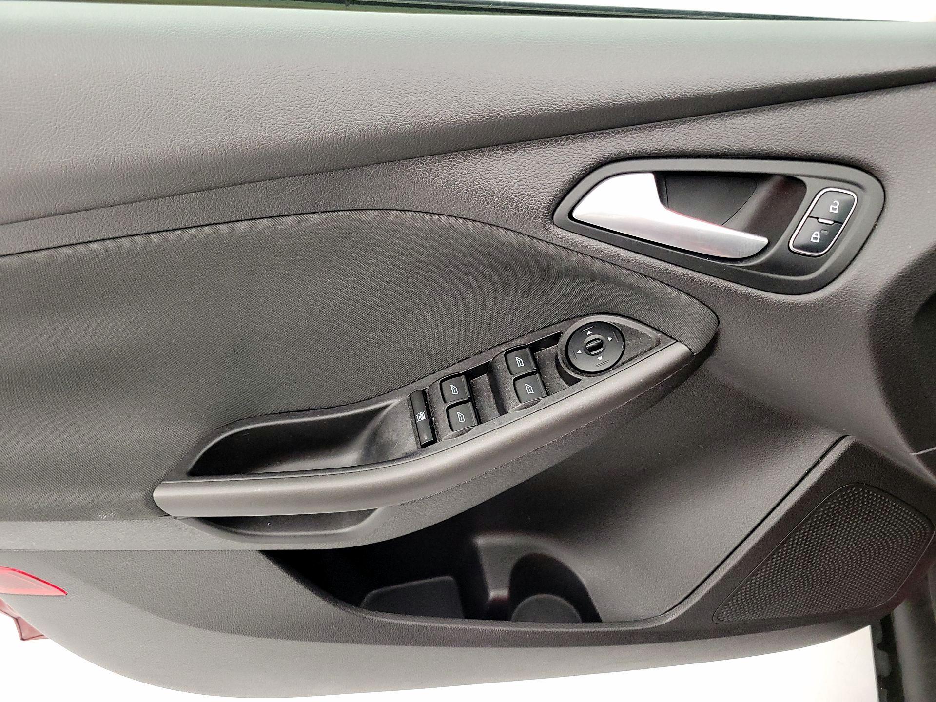 Thumbnail: 2015 Ford Focus - 12